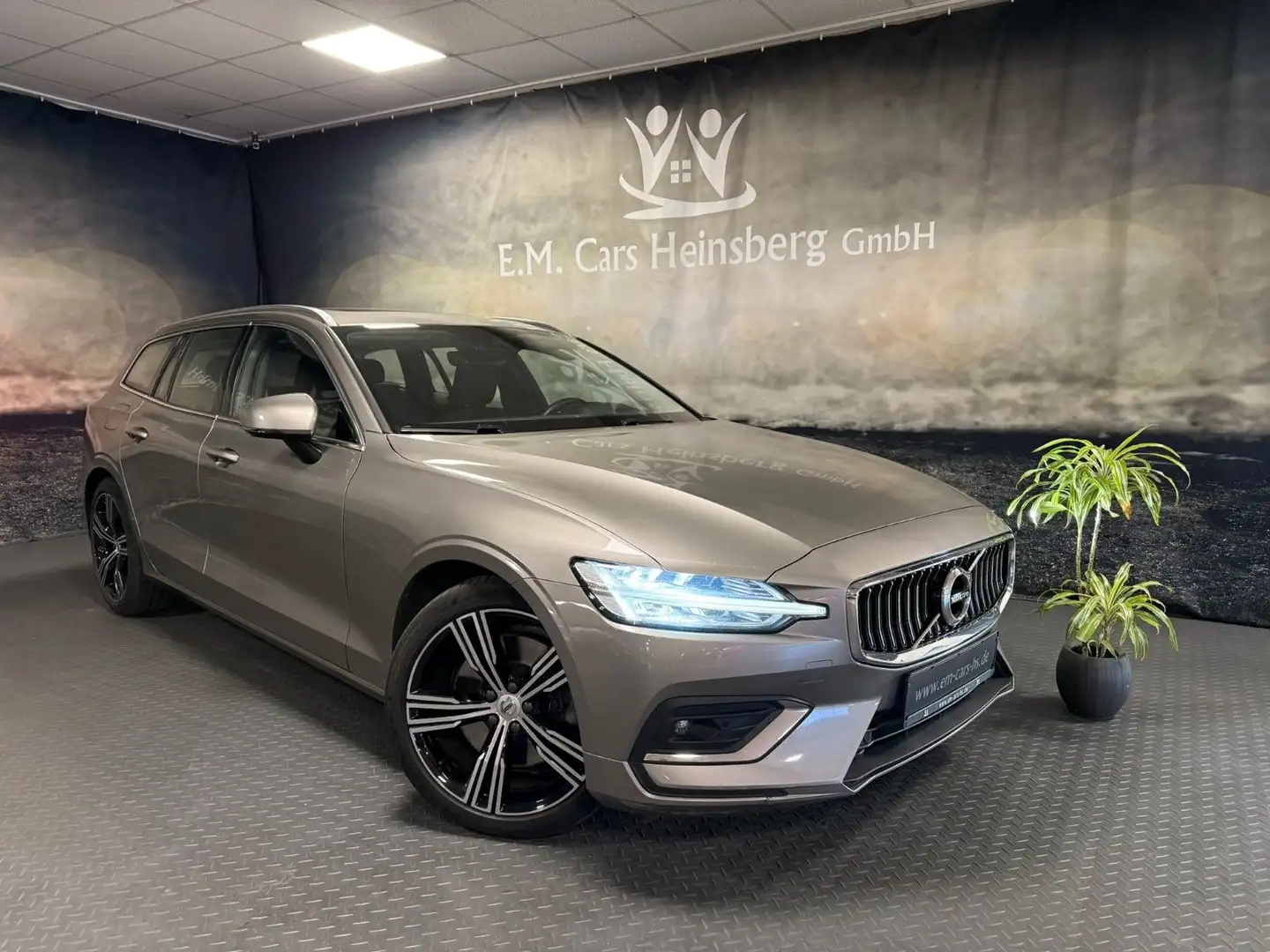 Volvo V60 Kombi D4 Inscription LED Pano H&K 1.Hand Grau - 1