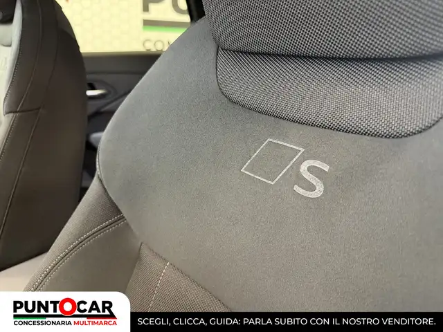 Audi Q3 view 10