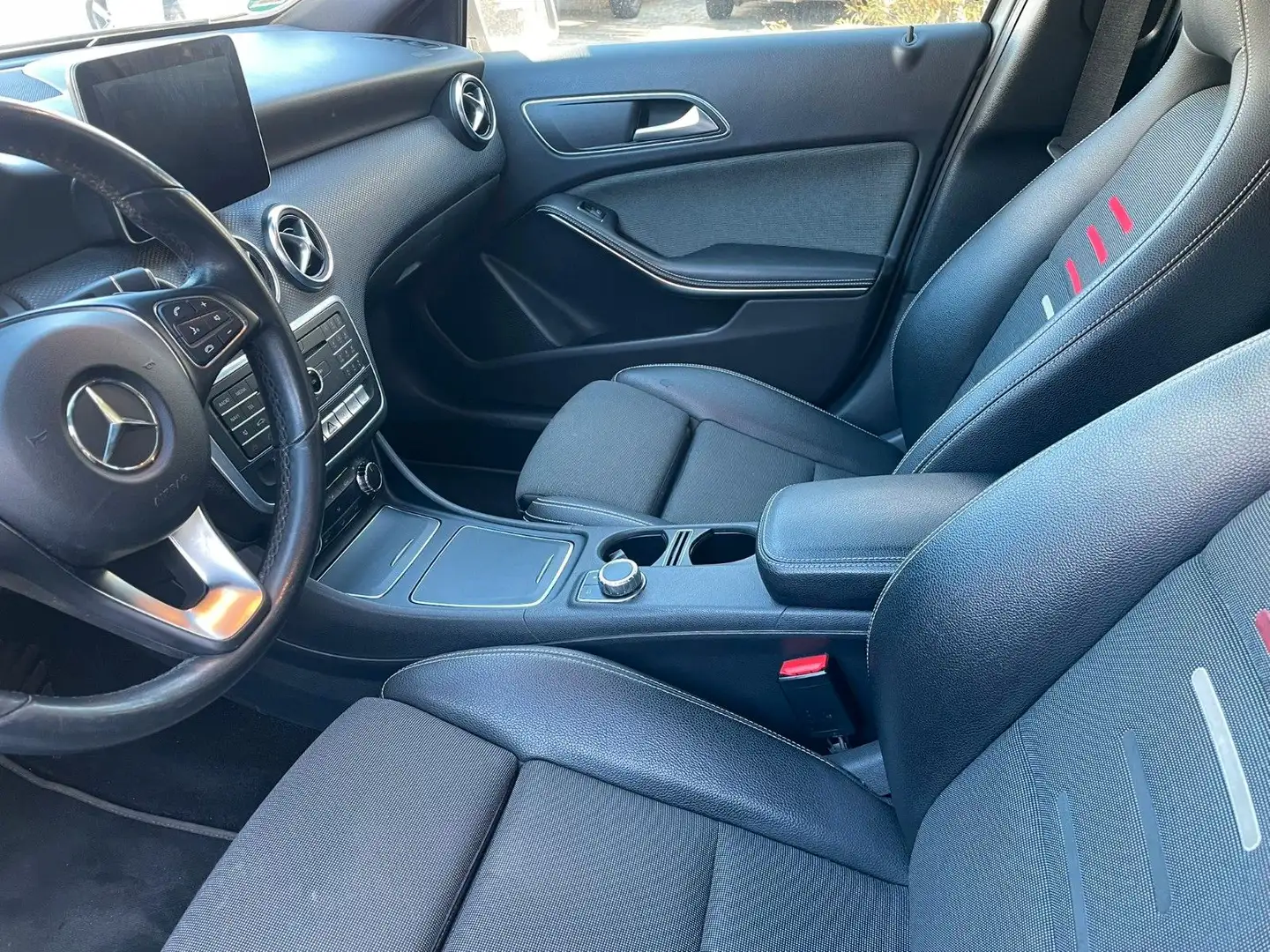 Mercedes-Benz A 180 d Style Kamera Sportsitze Leder LED SHZ Grau - 2