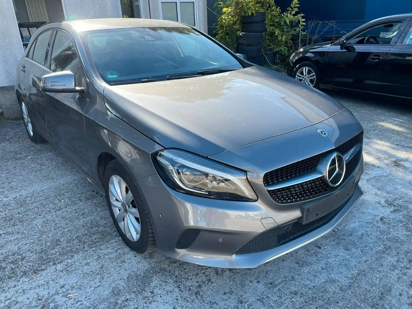 Mercedes-Benz A 180 d Style Kamera Sportsitze Leder LED SHZ Grau - 1