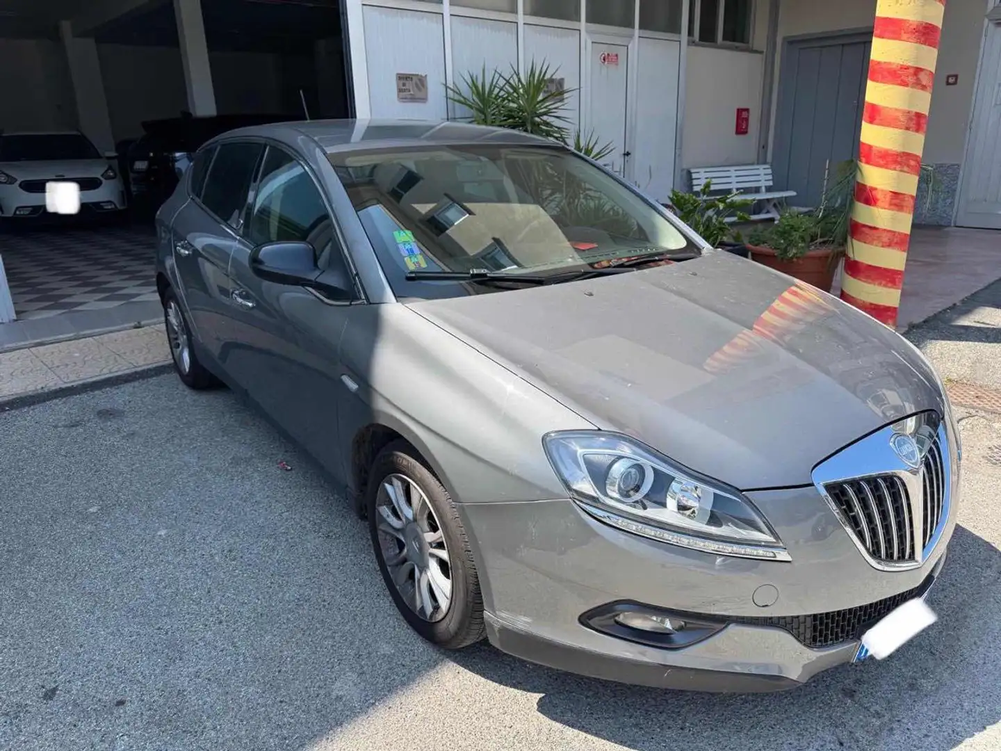 Lancia Delta 1.6 MJT DPF Gold Gris - 2