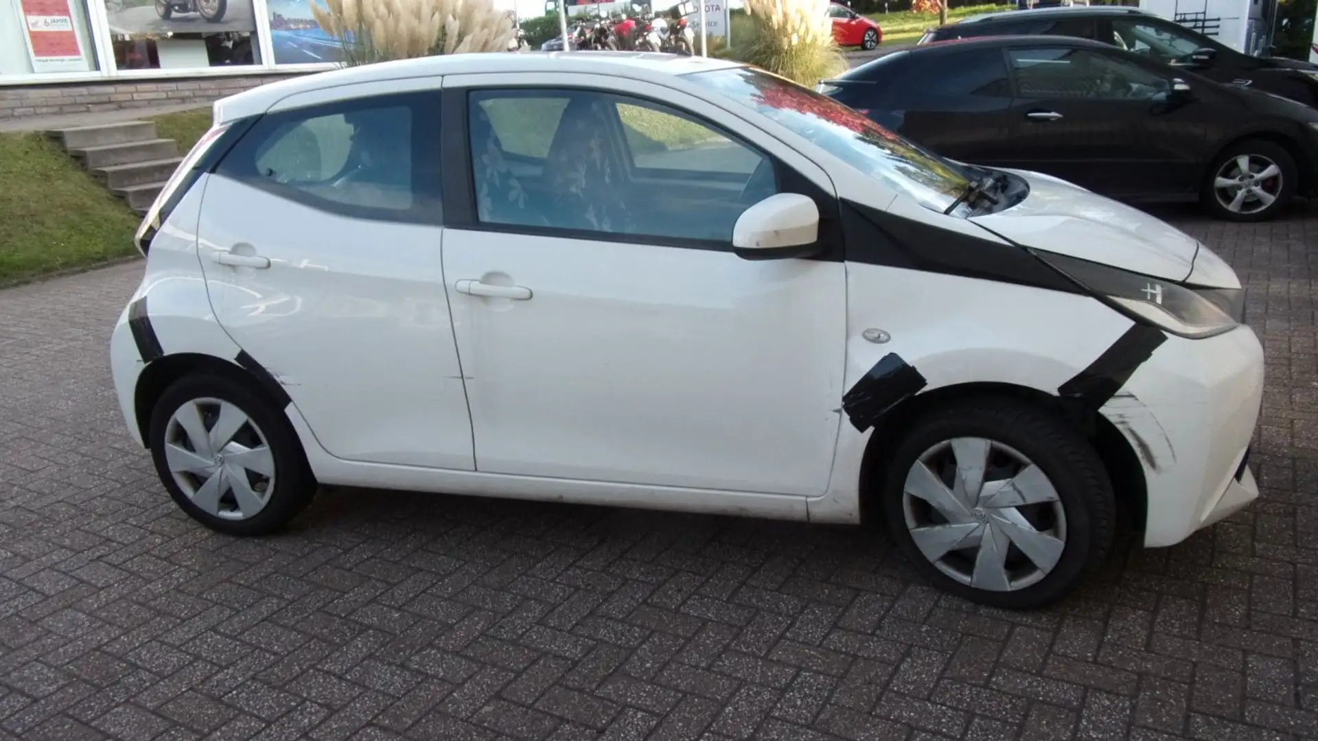 Toyota Aygo AYGO x-play Blanc - 1