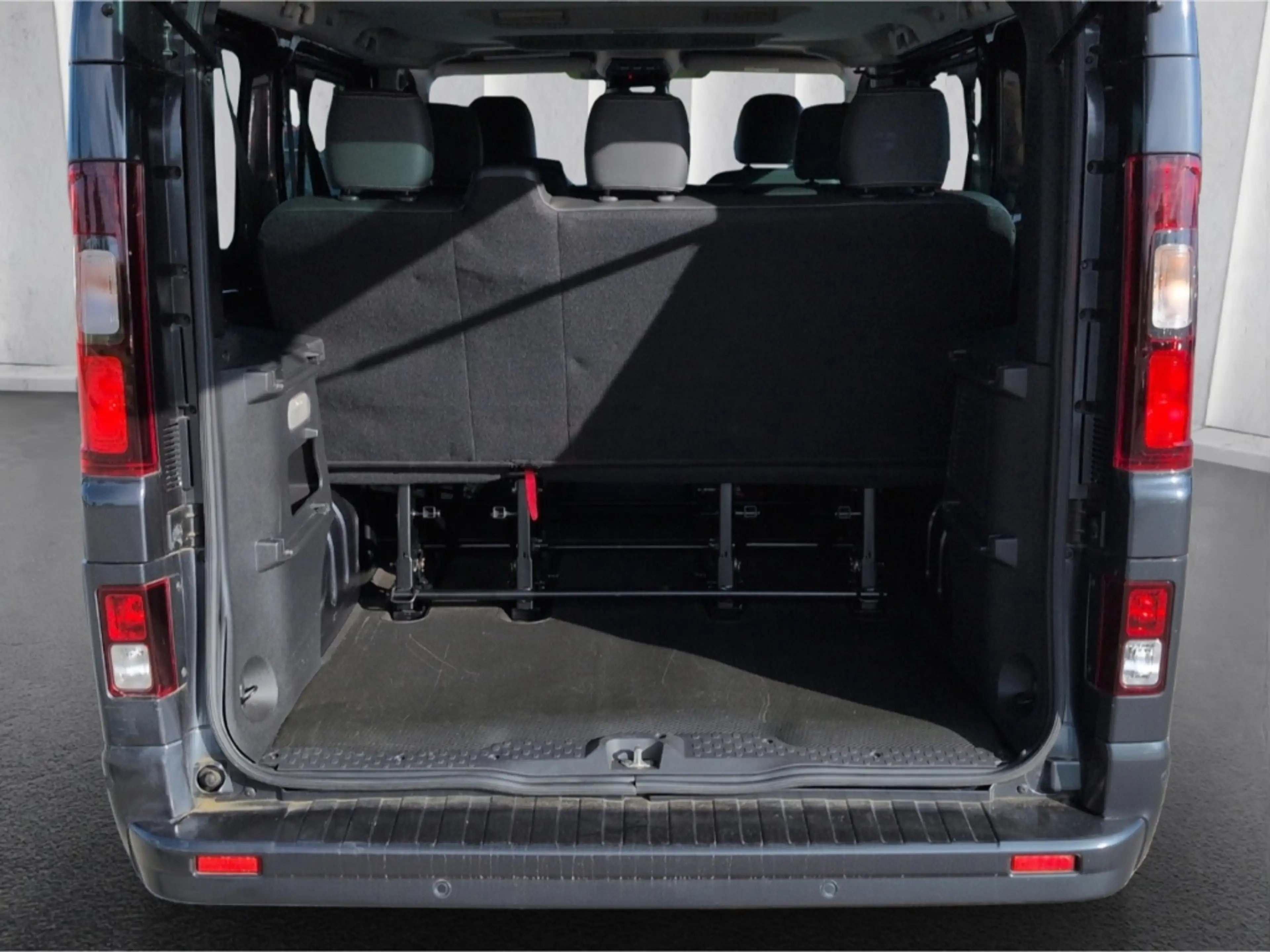 Nissan Primastar Tekna 2.0D*8-Sitze LED Navi R-Kam SHZ — photo 11