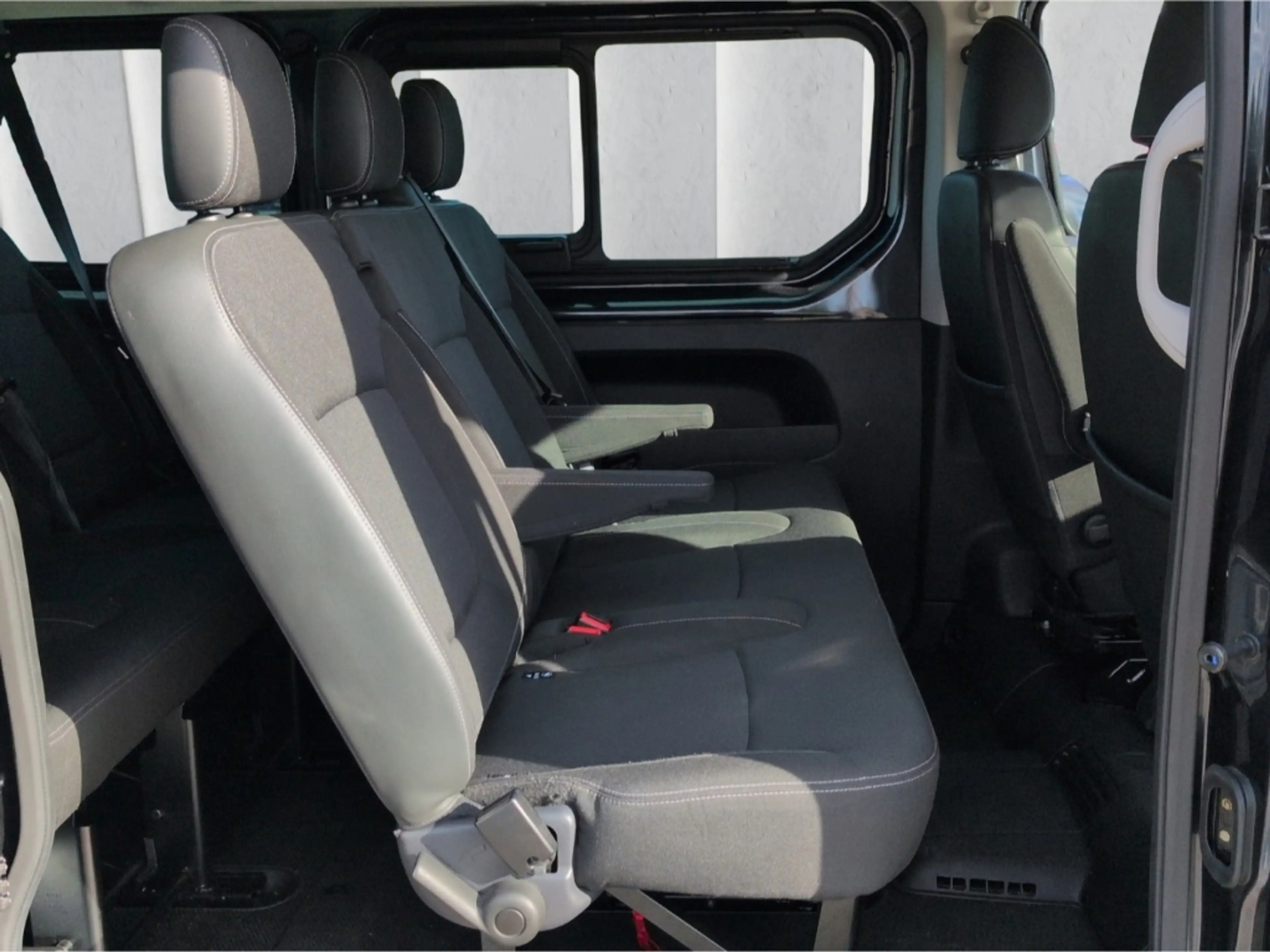 Nissan Primastar Tekna 2.0D*8-Sitze LED Navi R-Kam SHZ — photo 9