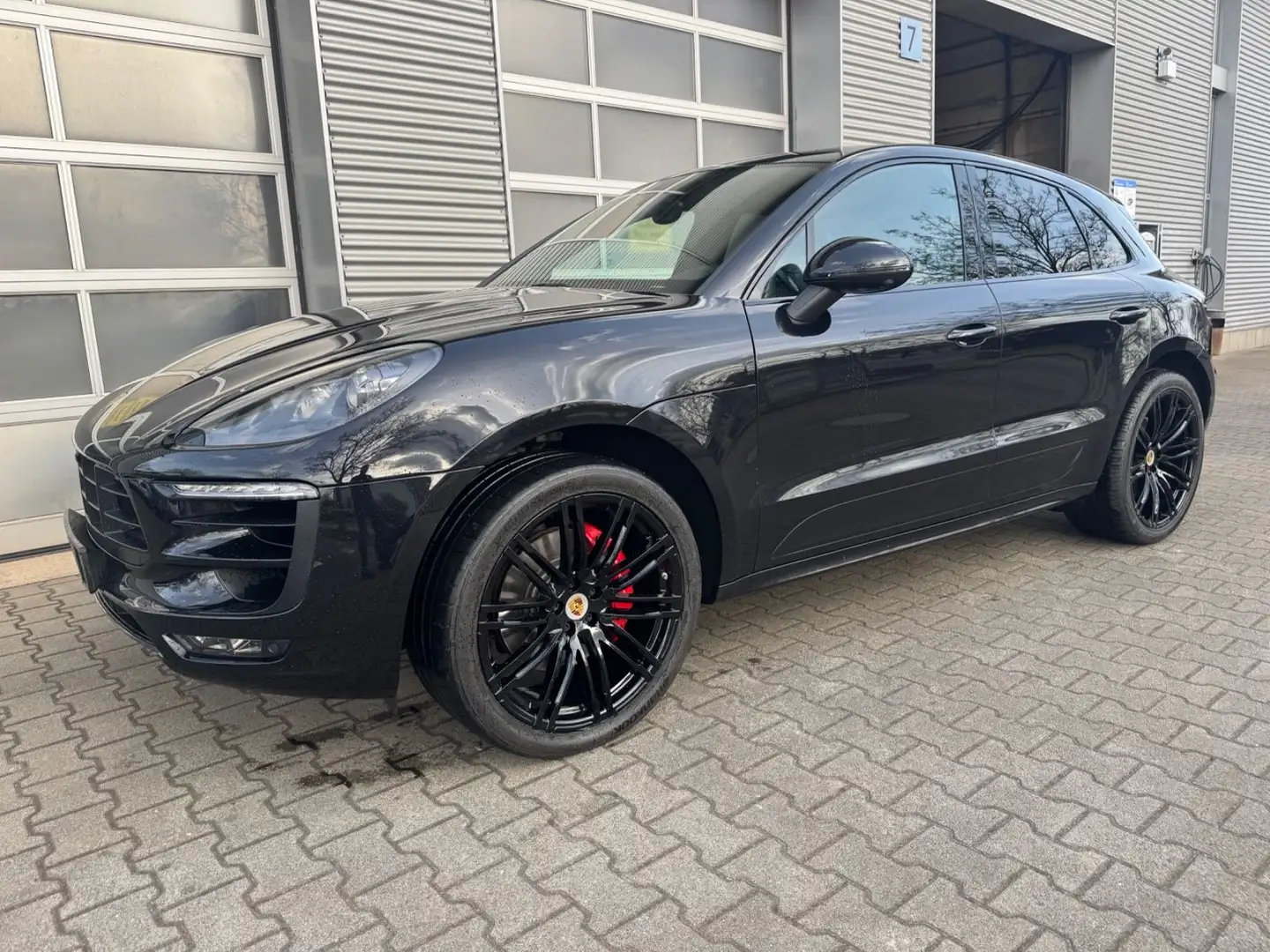 Porsche Macan Turbo Schwarz - 1