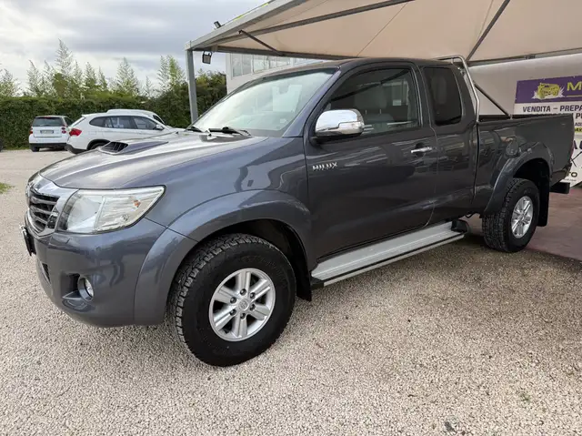 Toyota Hilux 2.5 extra cab 2 PORTE 4 posti + IVA