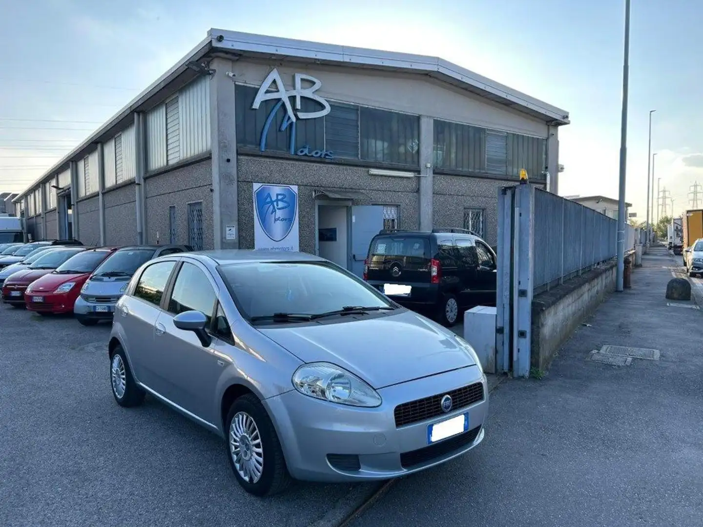 Fiat Grande Punto 1.2 5p *OK NEOPATENTATI* *UNIPRO* *FINANZIABILE* Silber - 1