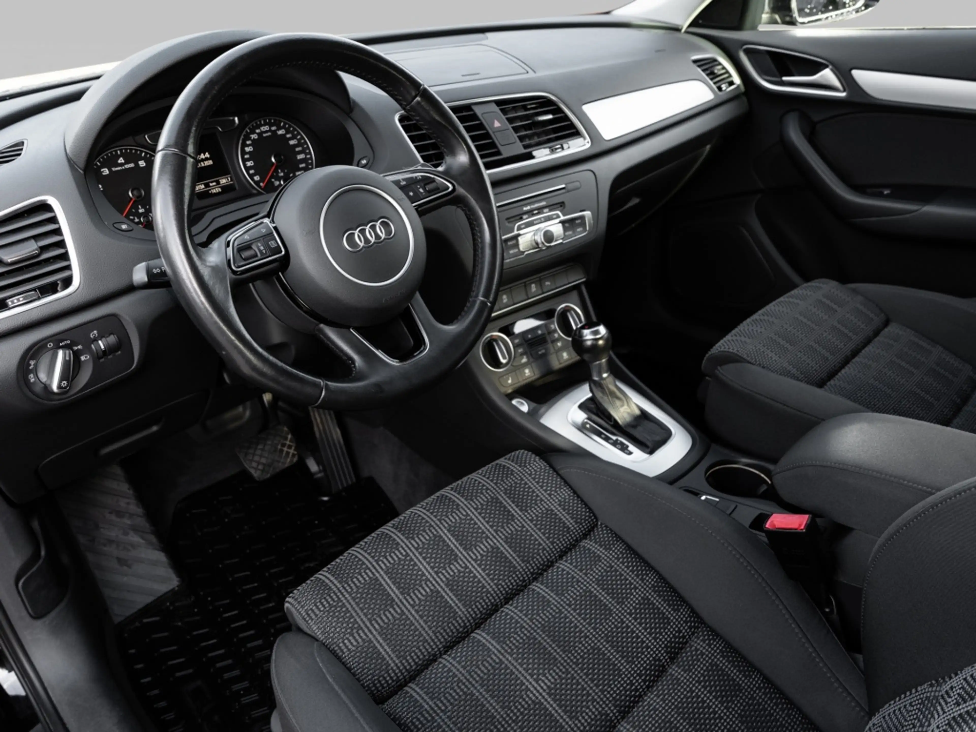 Audi Q3 1.4 TFSI sport PDC SHZ XENON — photo 7