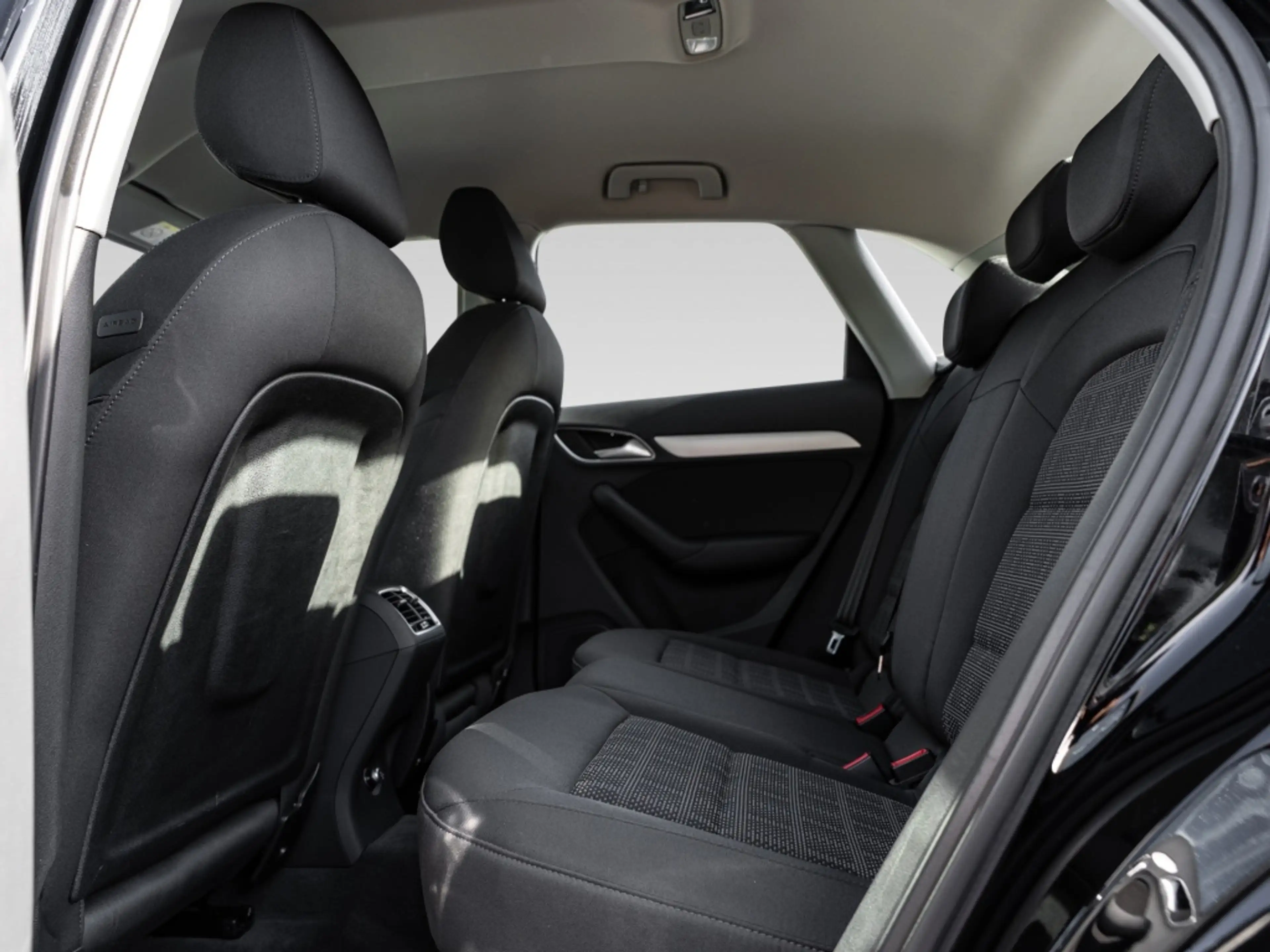Audi Q3 1.4 TFSI sport PDC SHZ XENON — photo 9