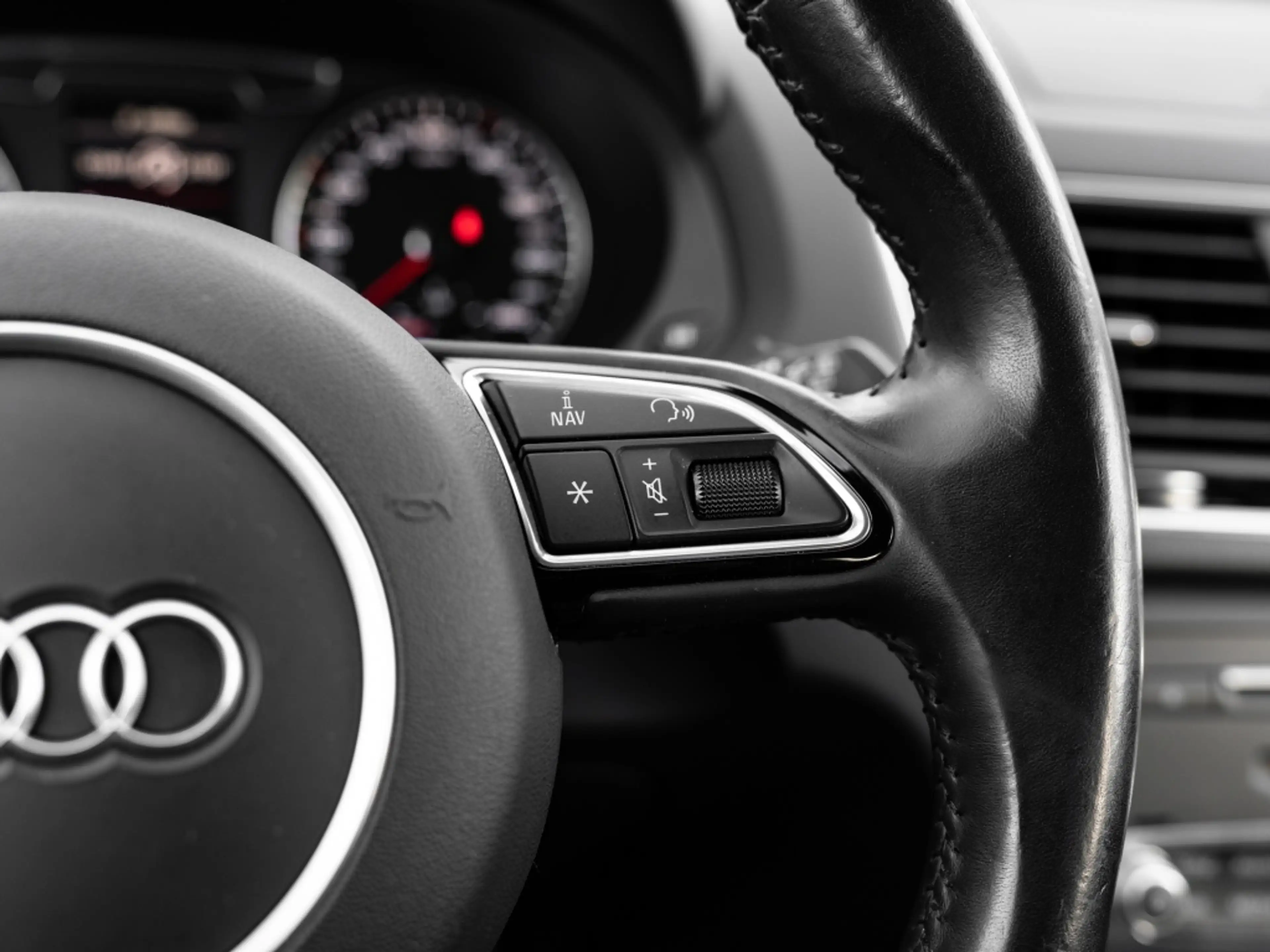 Audi Q3 1.4 TFSI sport PDC SHZ XENON — photo 13