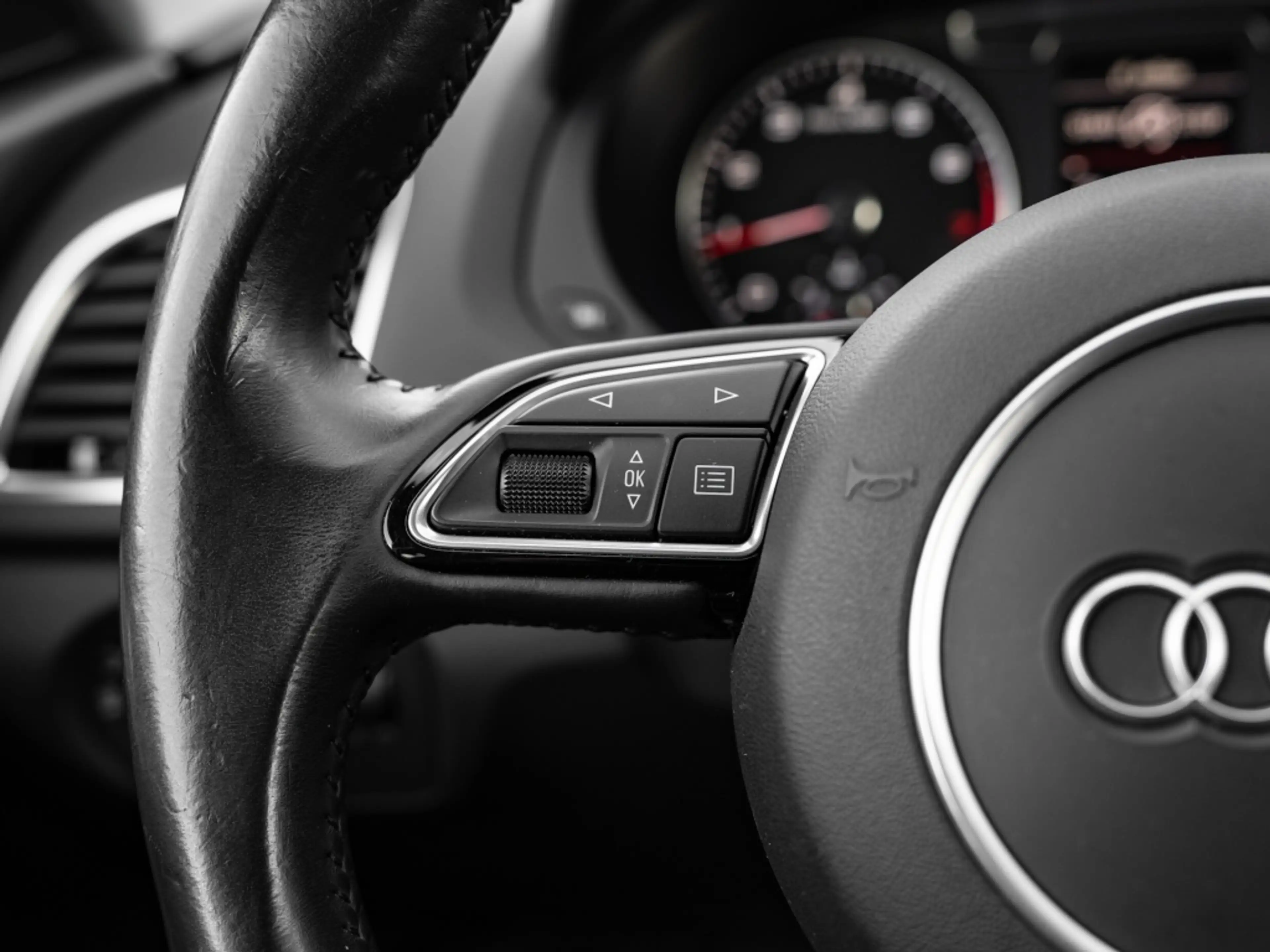 Audi Q3 1.4 TFSI sport PDC SHZ XENON — photo 12