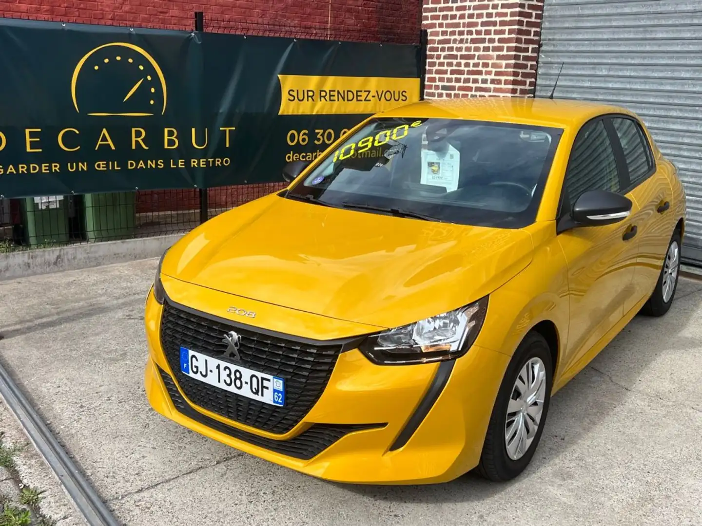 Peugeot 208 1.2 PureTech 75ch S&S Like Geel - 1