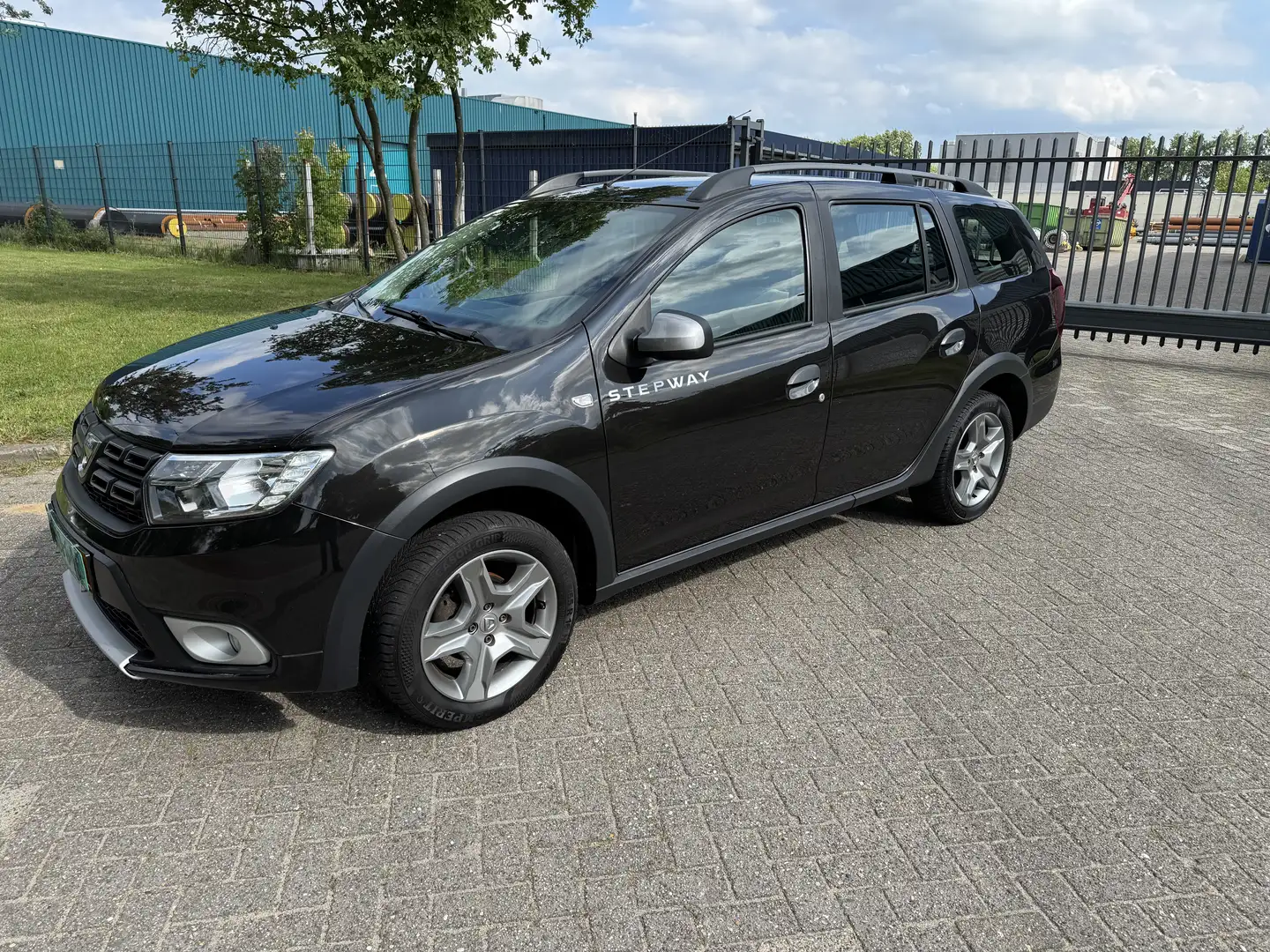 Dacia Logan 0.9 TCe Stepway Zwart - 1