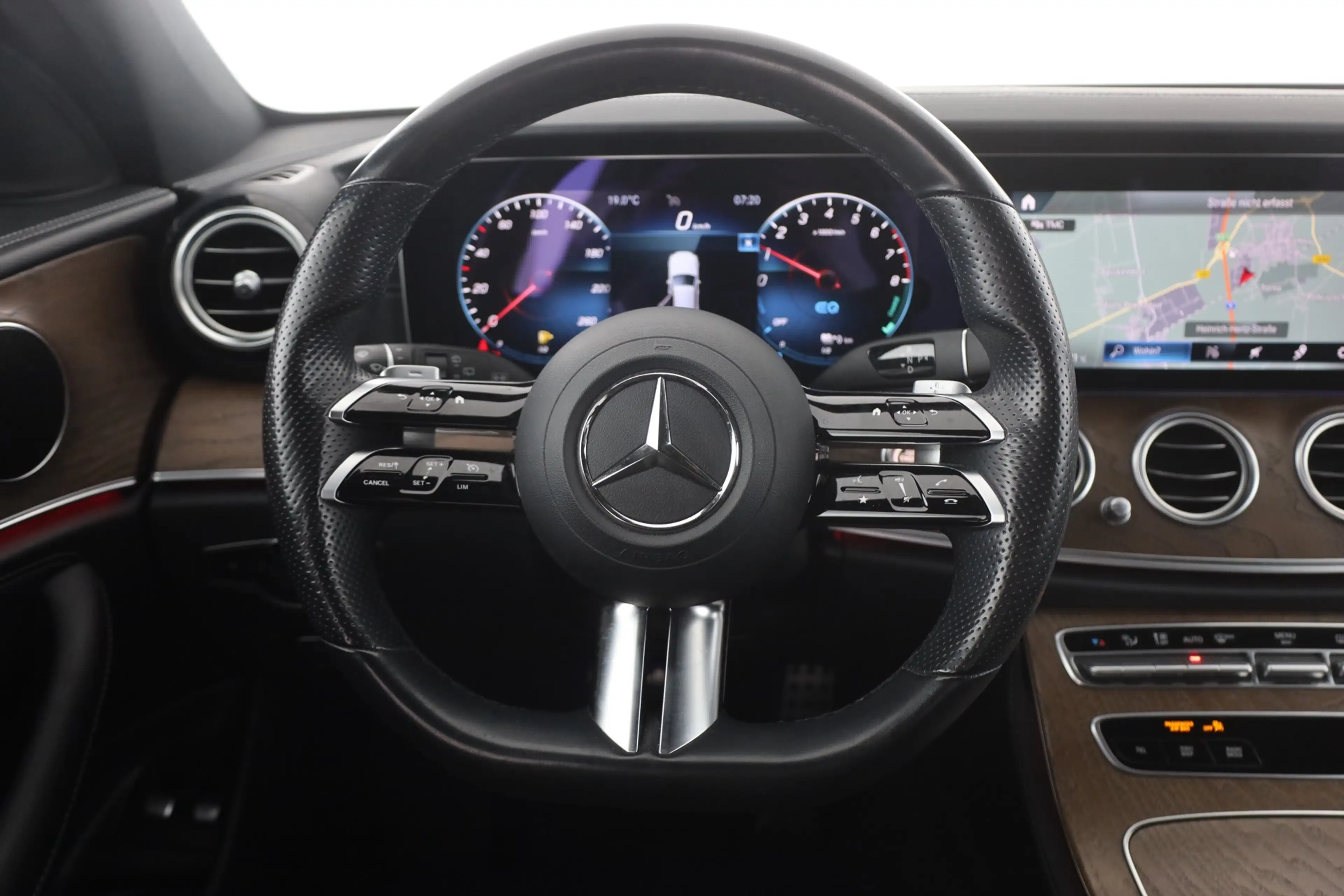 Mercedes-Benz E 300 E300e T AMG Line LED Standheizung Kamera — photo 14