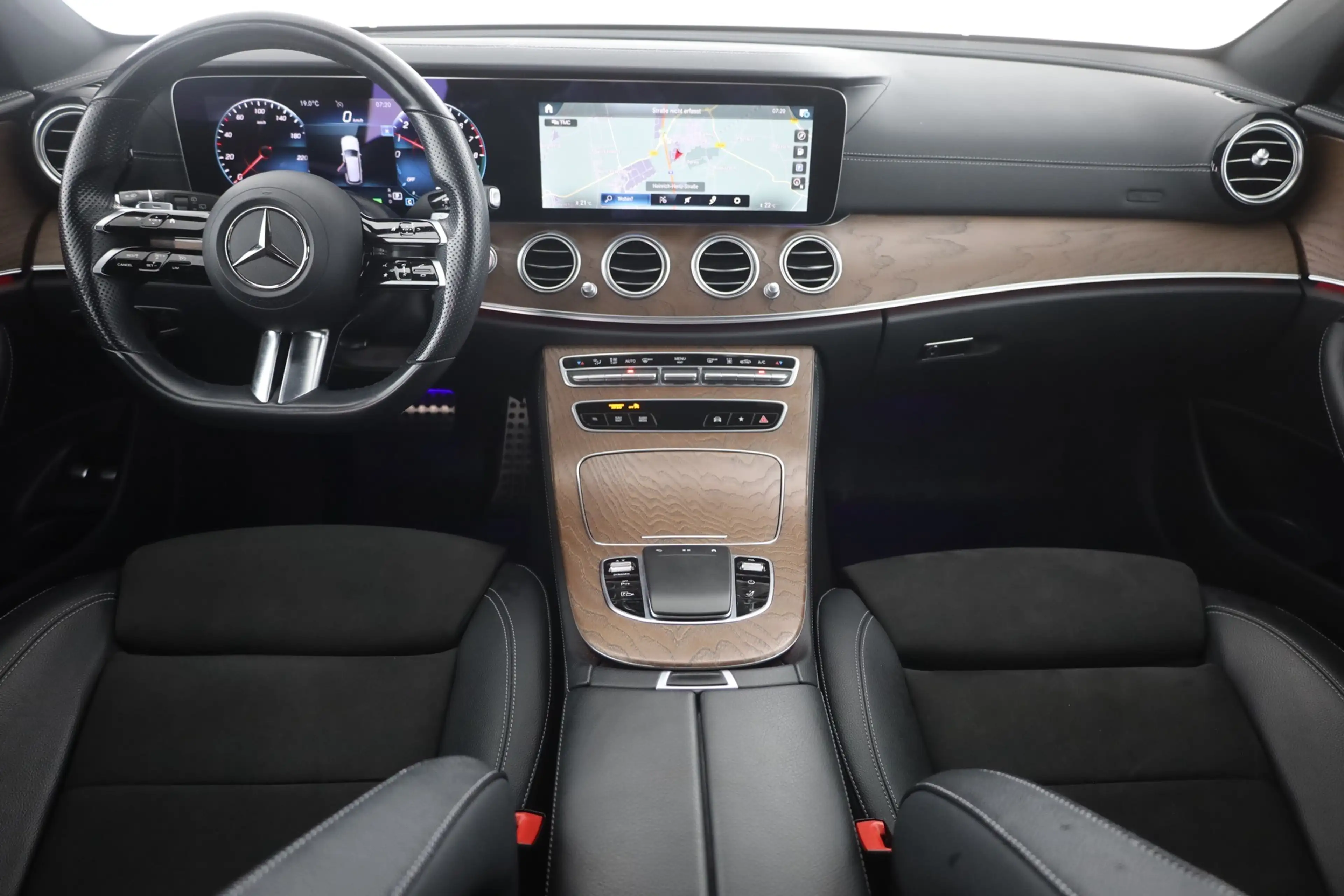 Mercedes-Benz E 300 E300e T AMG Line LED Standheizung Kamera — photo 9
