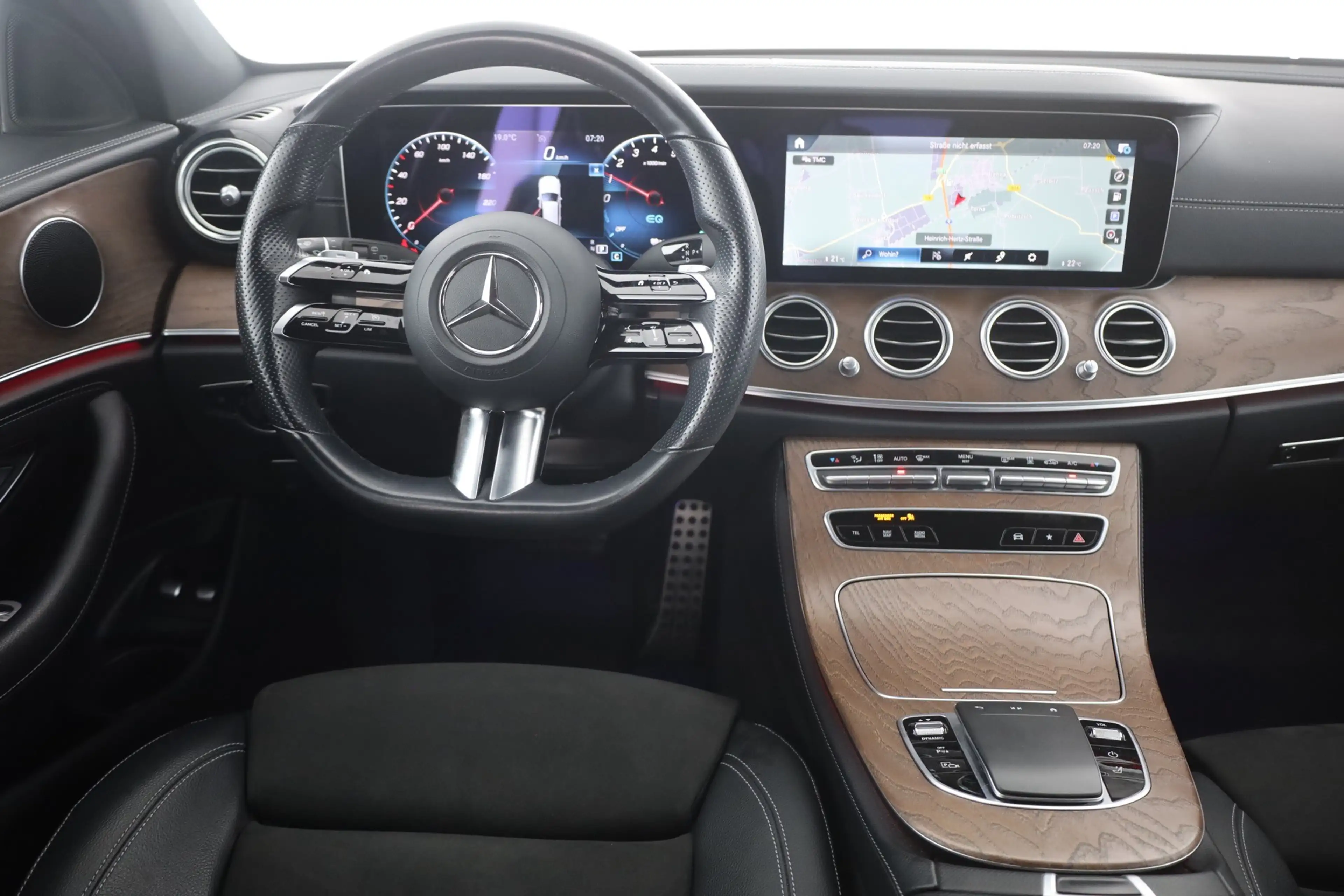 Mercedes-Benz E 300 E300e T AMG Line LED Standheizung Kamera — photo 10