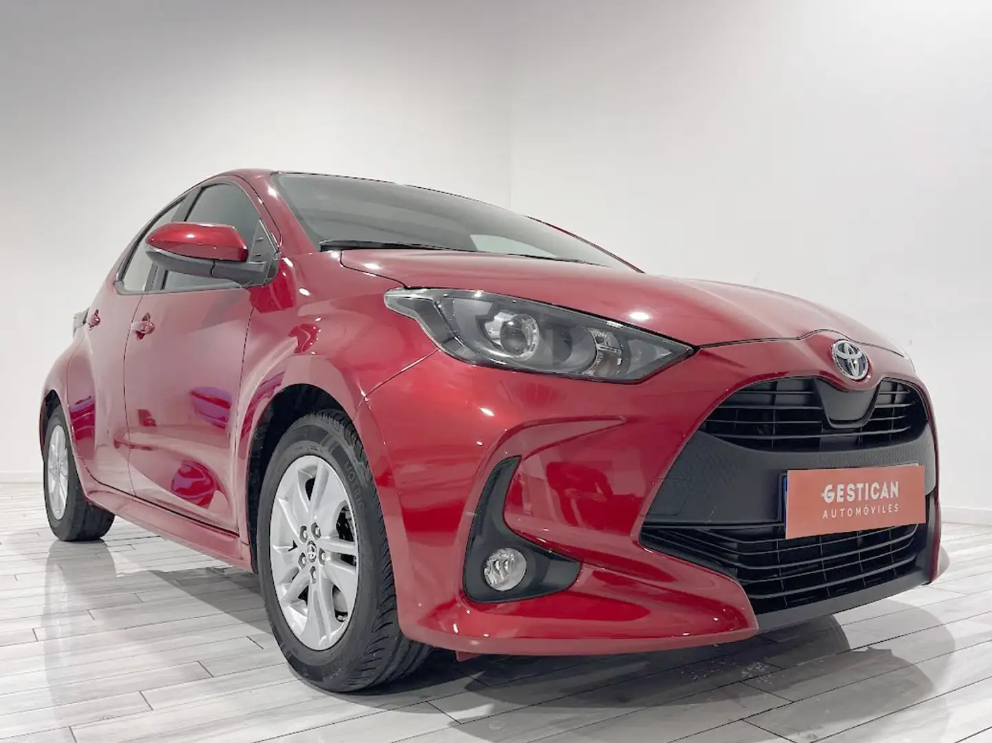 Toyota Yaris 1.5 120H Active Tech Rojo - 2