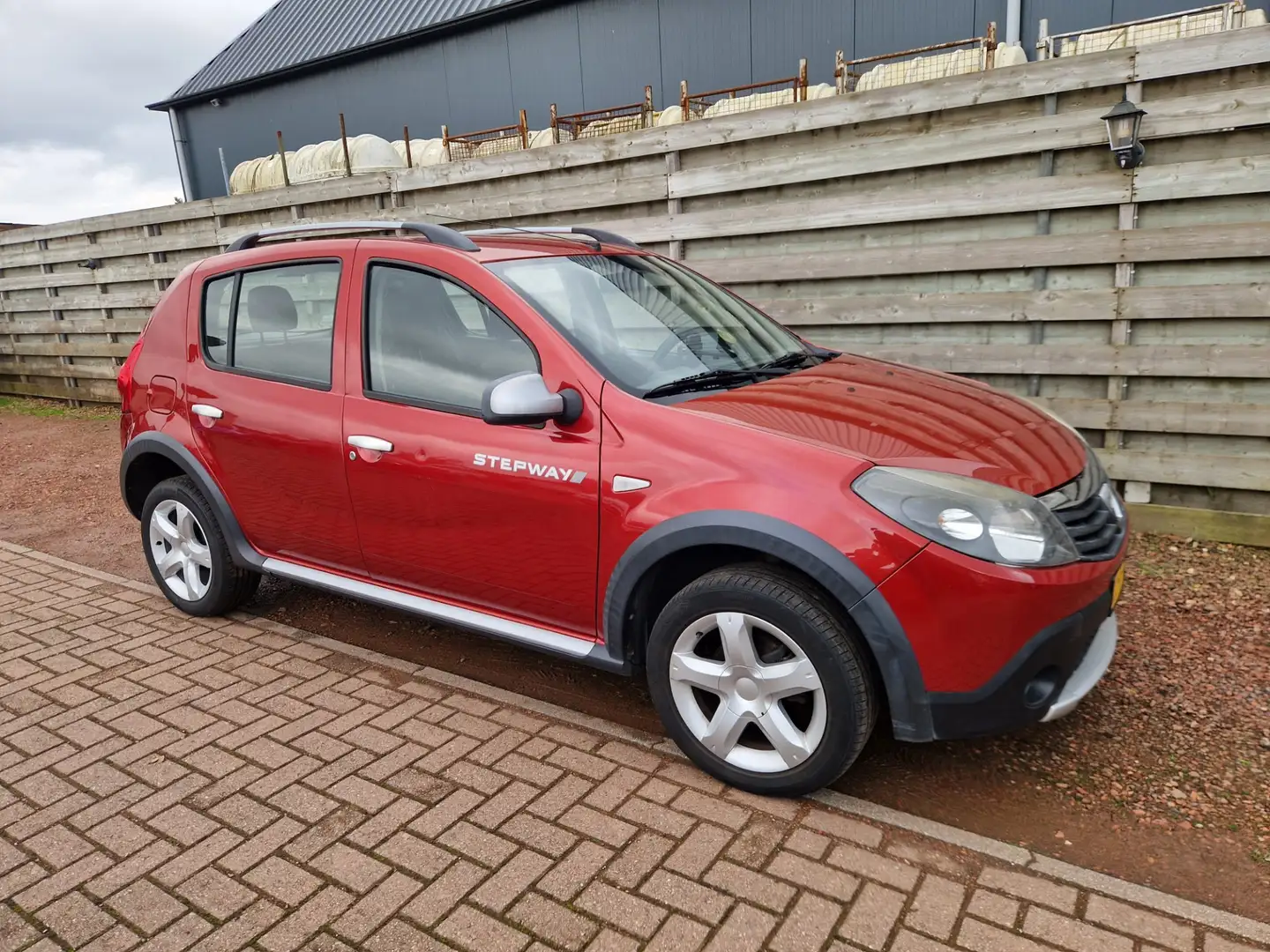 Dacia Sandero 1.6 Stepway Airco Rood - 1