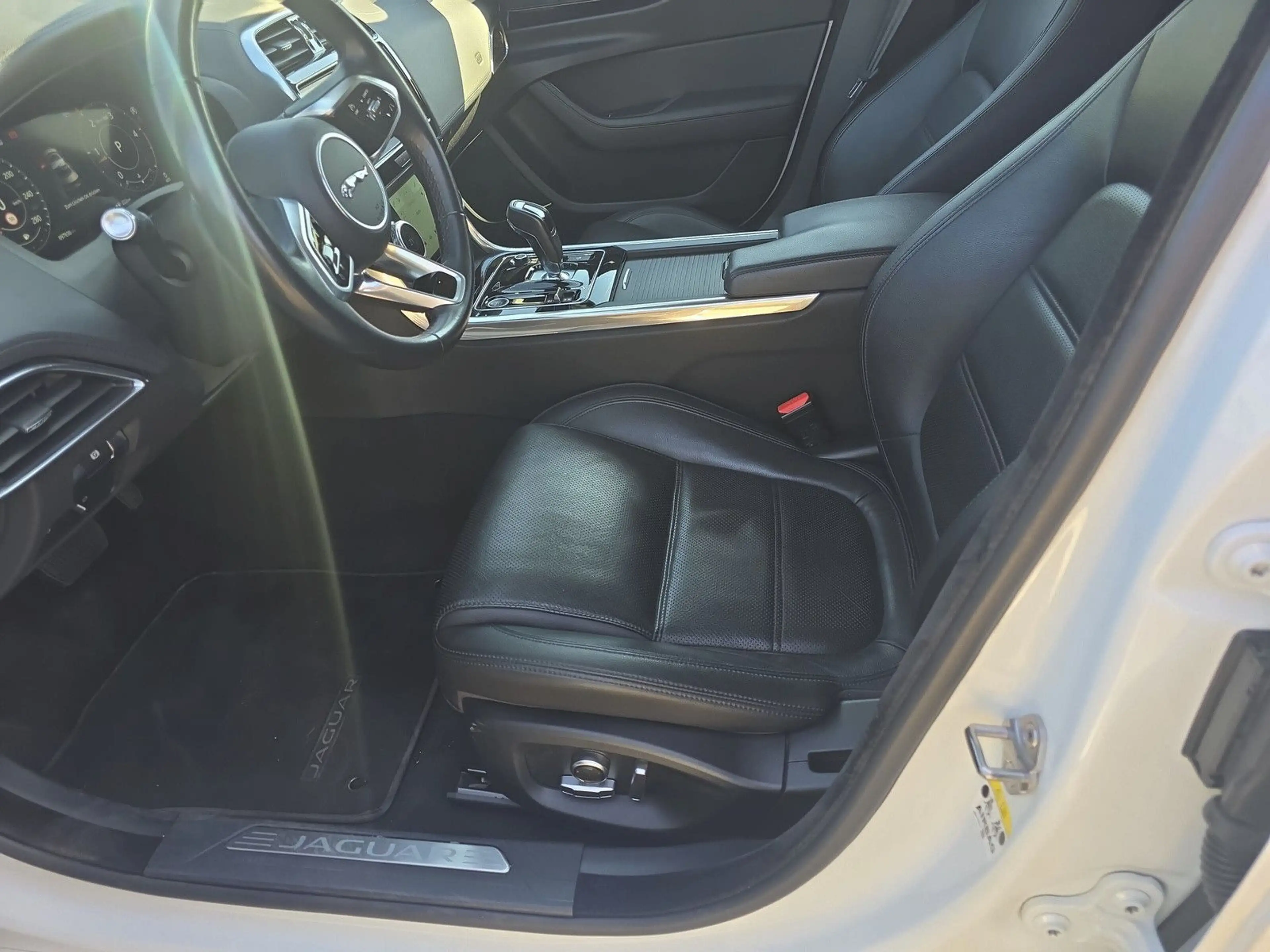 Jaguar XE S  AWD D180 Leder+LED+Navi+Kamera — photo 10