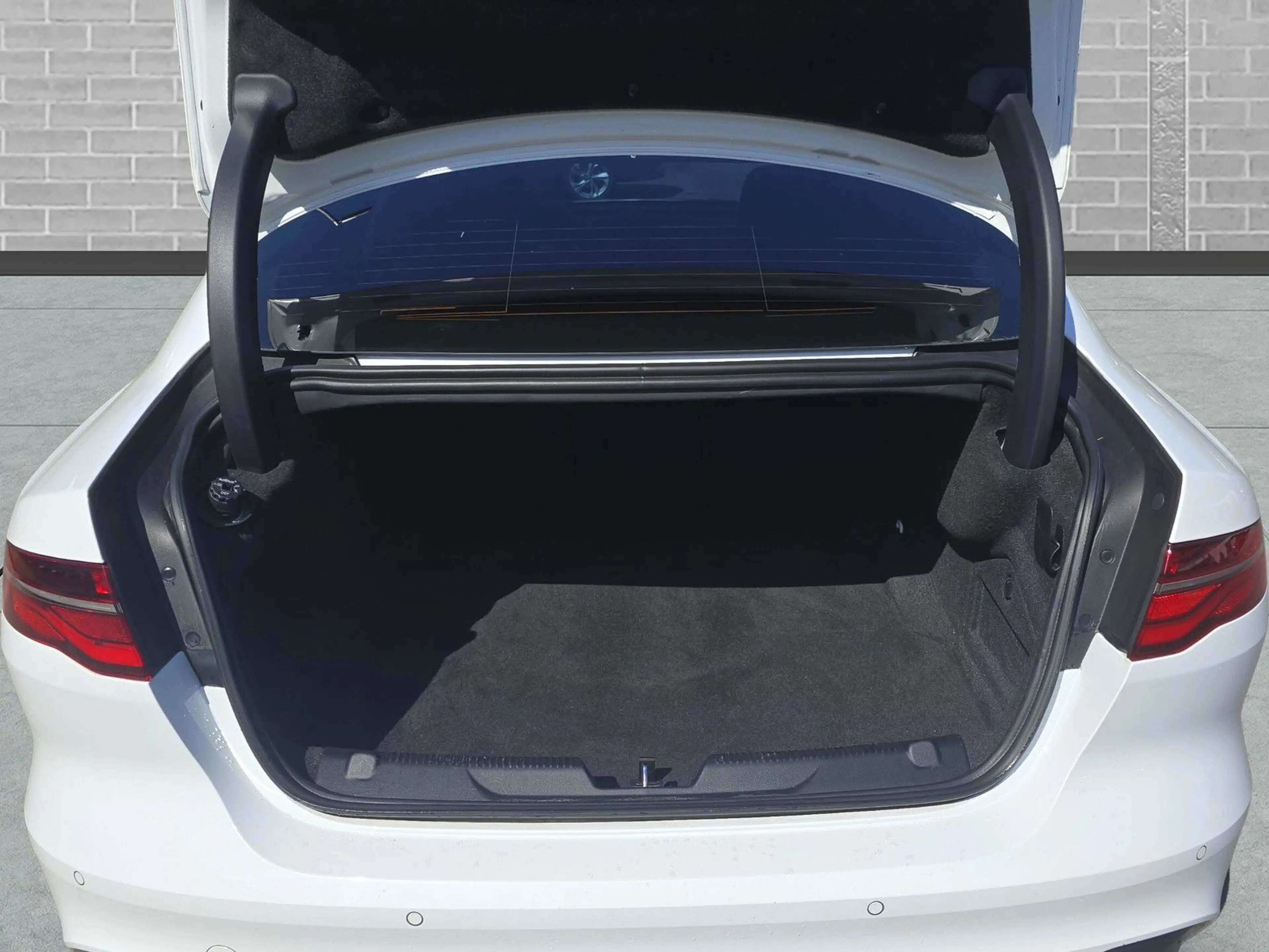 Jaguar XE S  AWD D180 Leder+LED+Navi+Kamera — photo 15