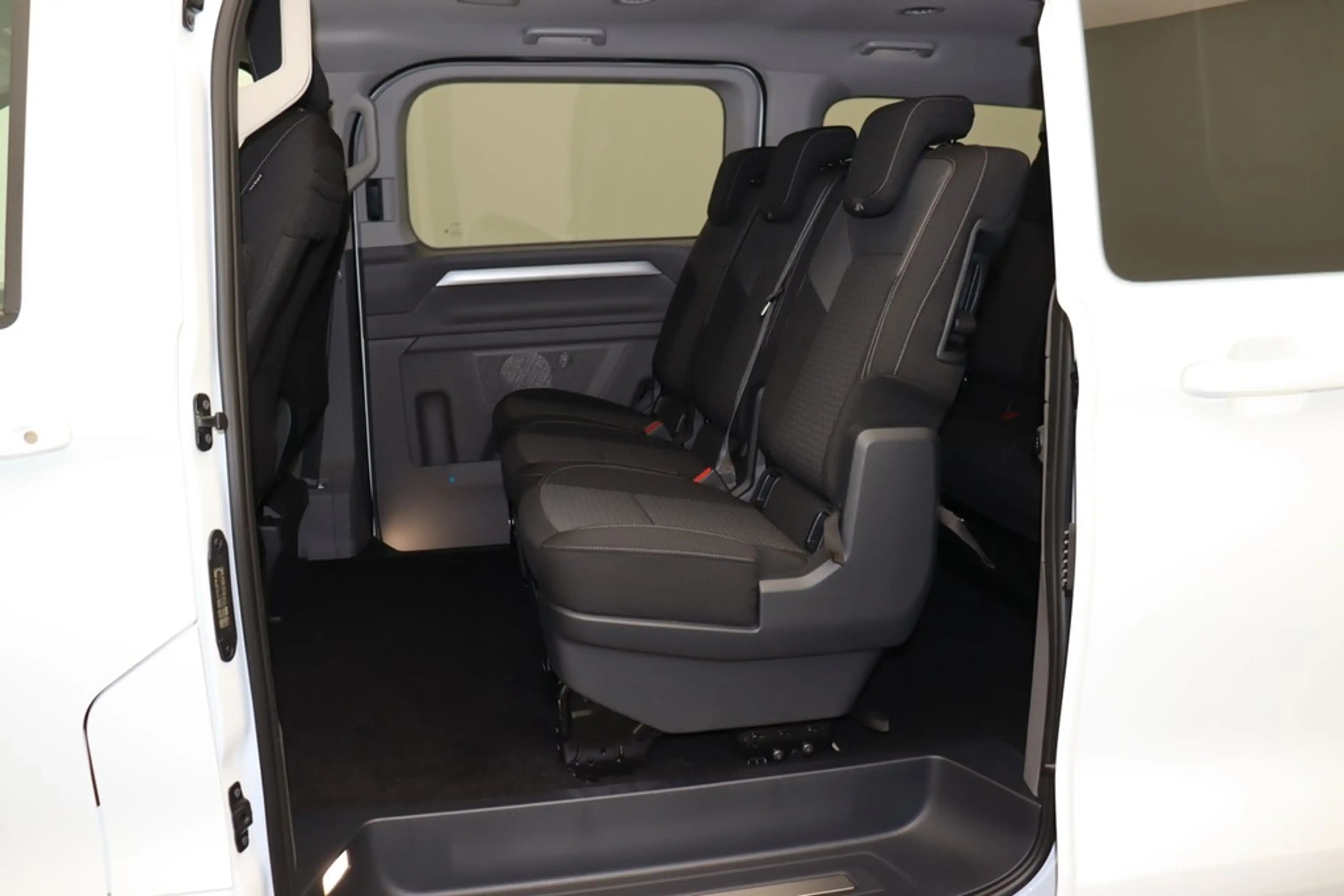 Volkswagen T7 Caravelle 2.0 TDI Autom. Life LED Navi ACC — photo 9