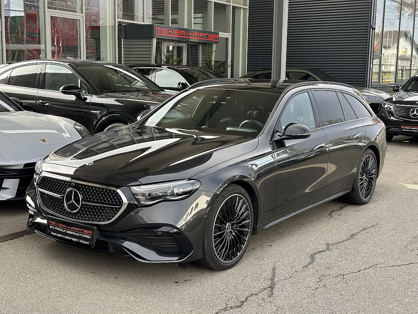 Mercedes-Benz E 220 d T AMG Line Aut. Panorama, AHK, 360grad Kamera... Grau - 1
