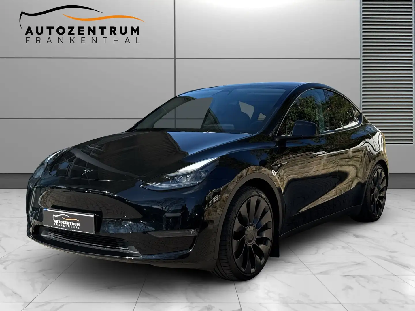 Tesla Model Y Performance Dual AWD Schwarz - 1