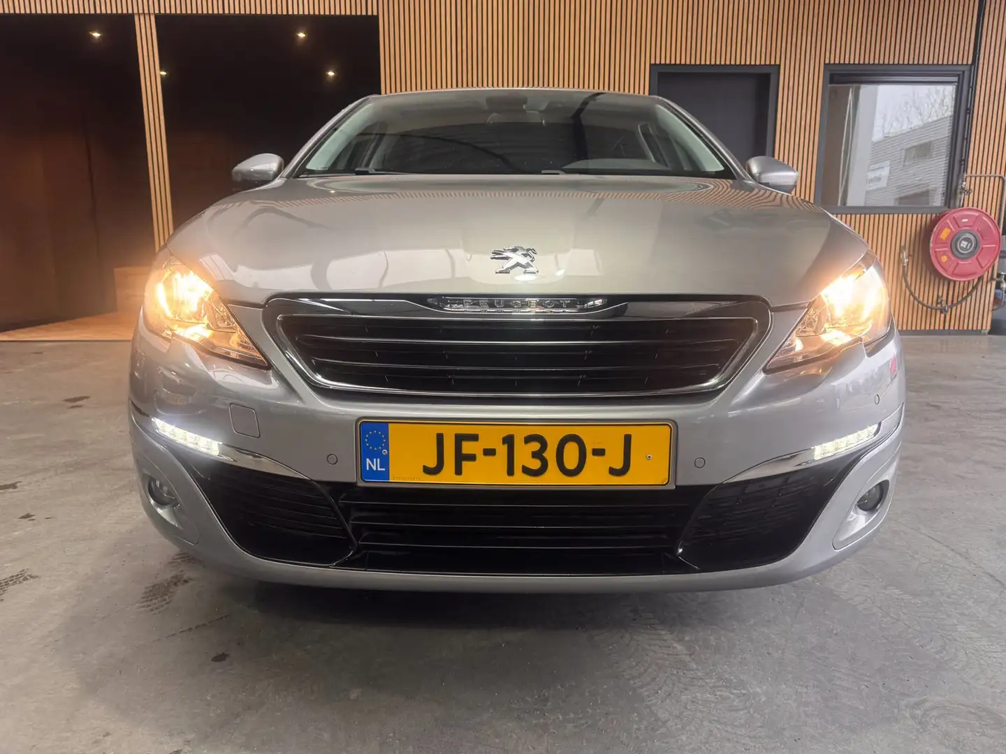 Peugeot 308 SW 1.2 PureTech Blue Lease Executive Camera|Airco| Grau - 2