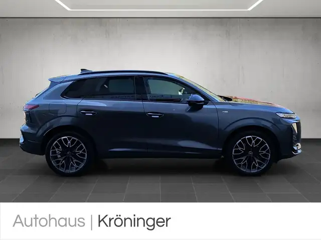 Audi Q3 view 4