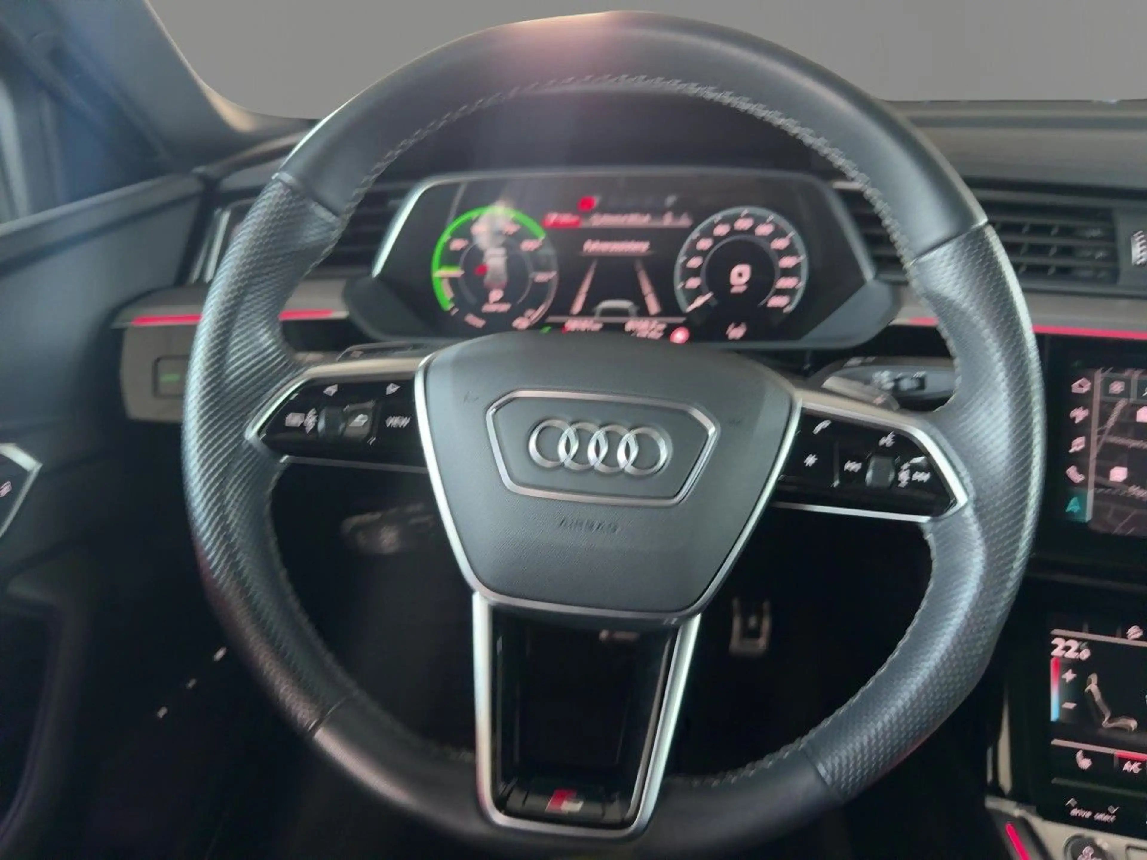 Audi Q8 e-tron Q8 e-tron Sportback 50 qu advanced PANO LUFT 21" — photo 11