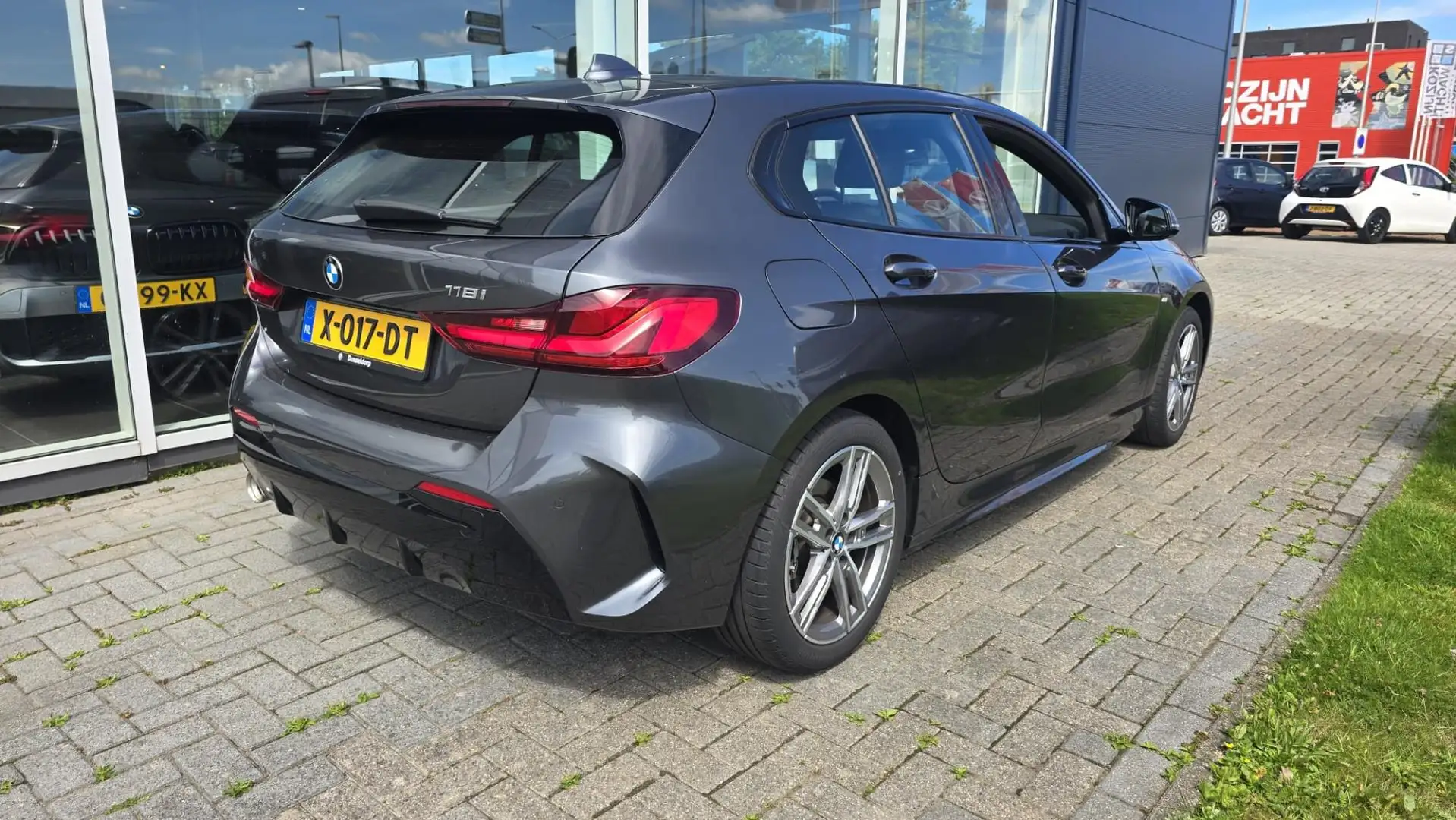 BMW 118 1-serie 118i Executive |M SPORT |Automaat | Grijs - 2