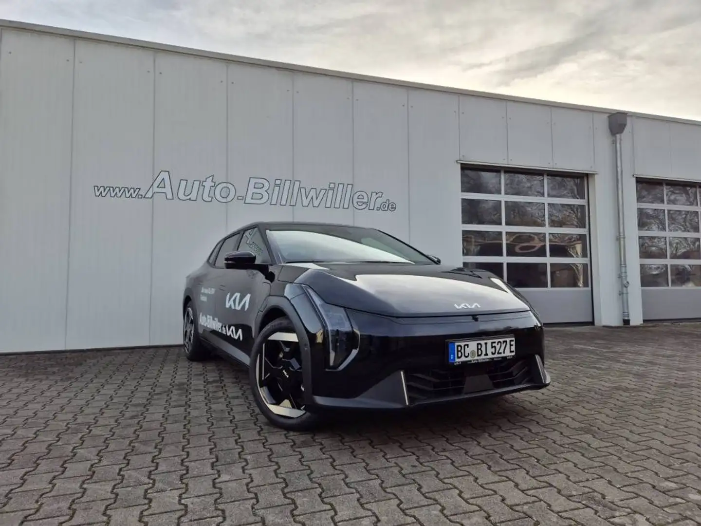 Kia EV4 Fastback 81,4 kWh Earth Upgr.Techn.Wi-Co. DW Sd.GD Schwarz - 2