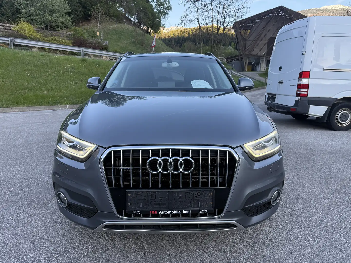 Audi Q3 2,0 TDI quattro DPF S-tronic Exklusive Grau - 2