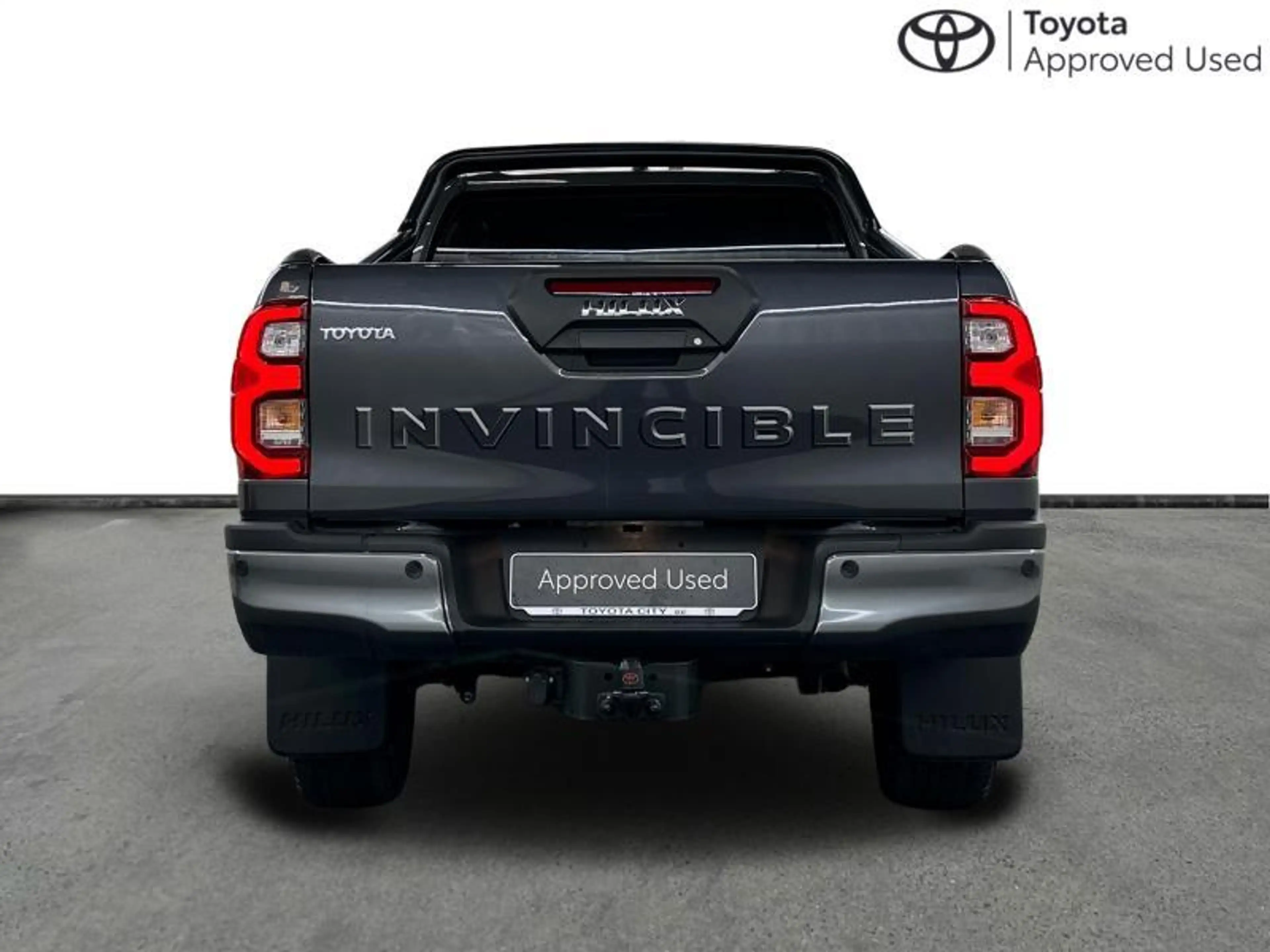 Toyota Hilux Invincible | tow bar | roll bar | roll cover — photo 4