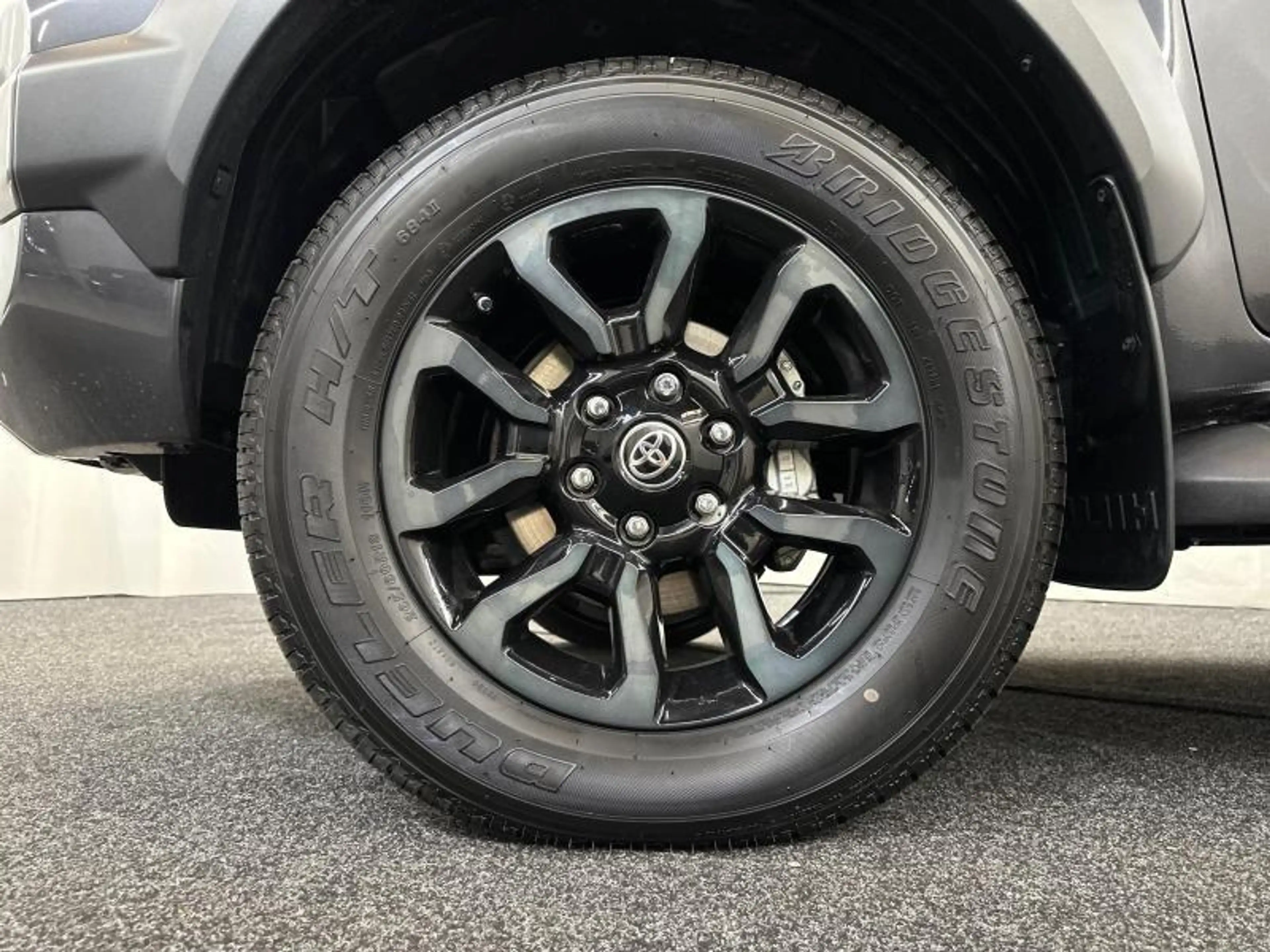 Toyota Hilux Invincible | tow bar | roll bar | roll cover — photo 13
