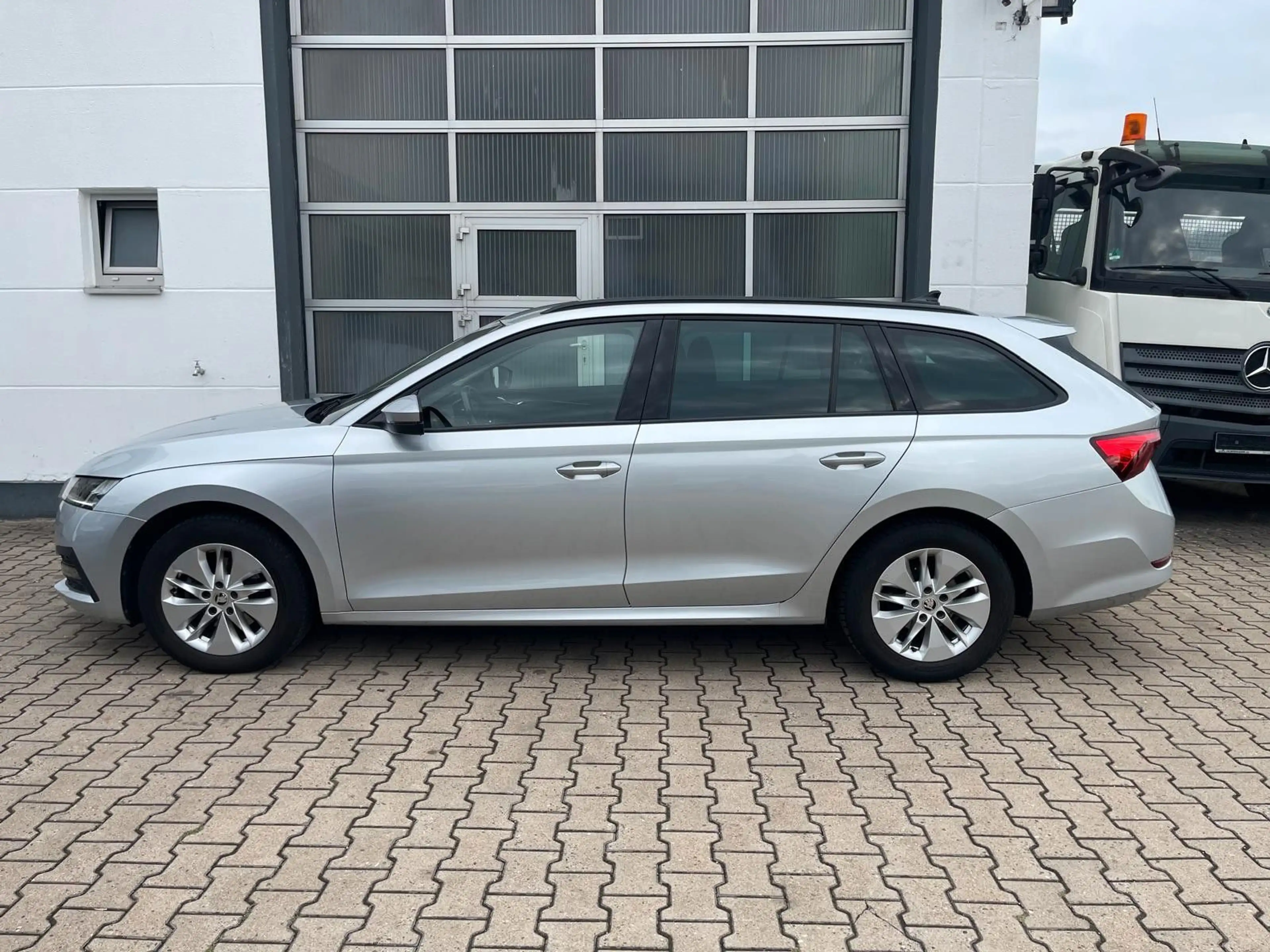 Skoda Octavia 2,0TDI Ambition 1Hd/MWST/DSG/4xSHZ/NAVI — photo 2