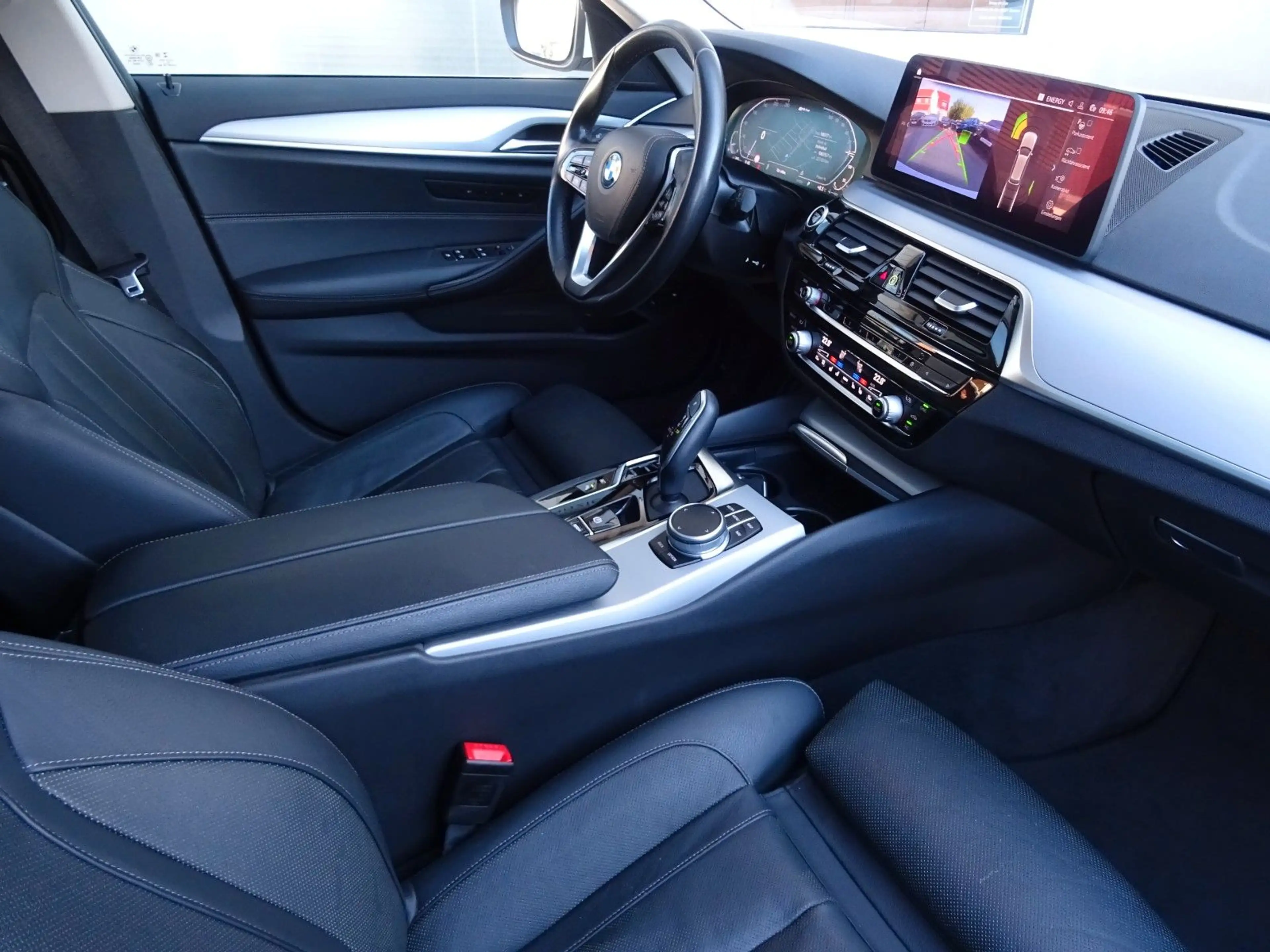 BMW 530 e xDrive Touring Navi Leder Massage HUD Pano — photo 8