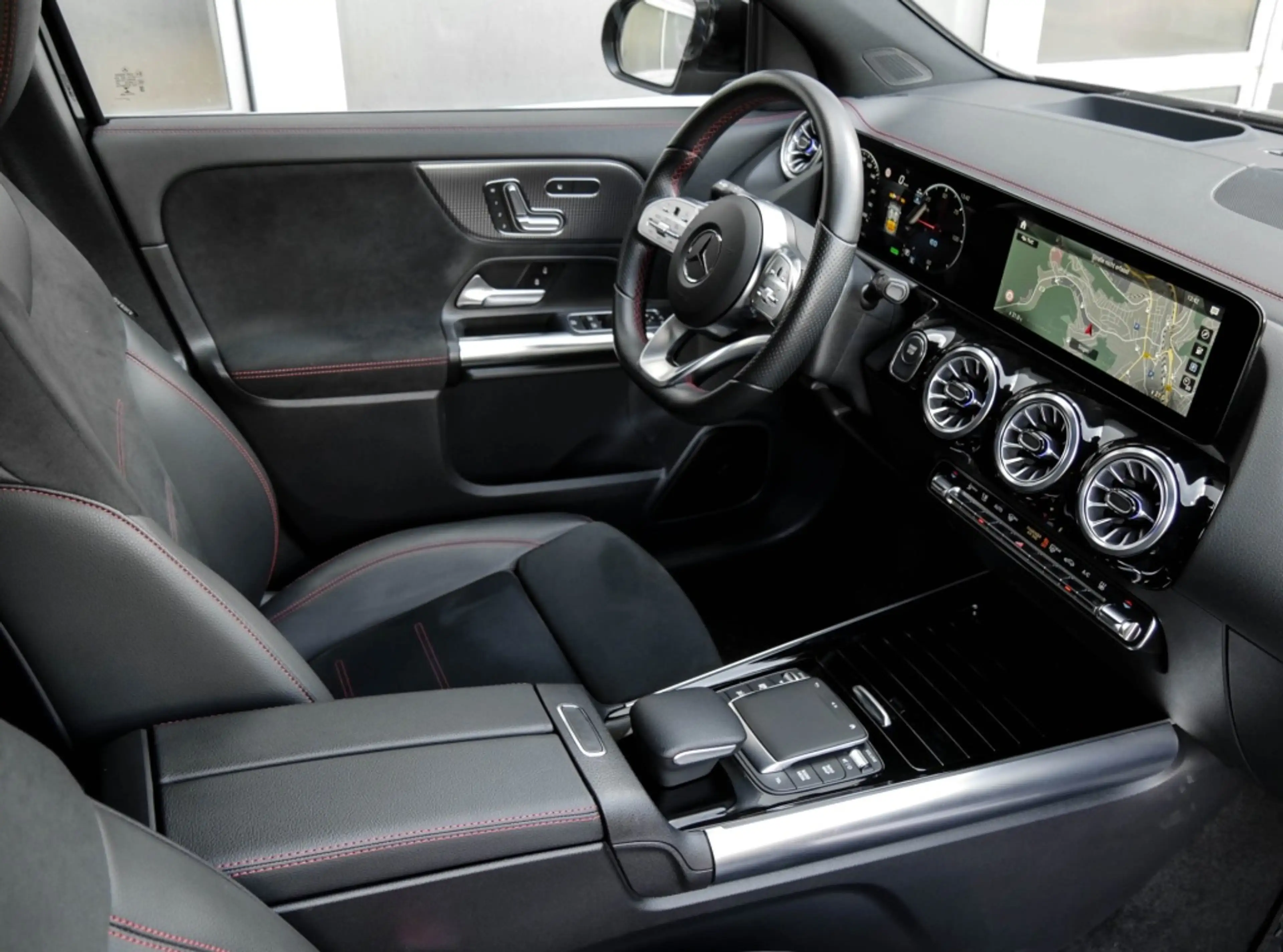 Mercedes-Benz EQA 250 AMG-Sport/AHK/360/HUD/Night/Keyl/Ambi/19 — photo 4
