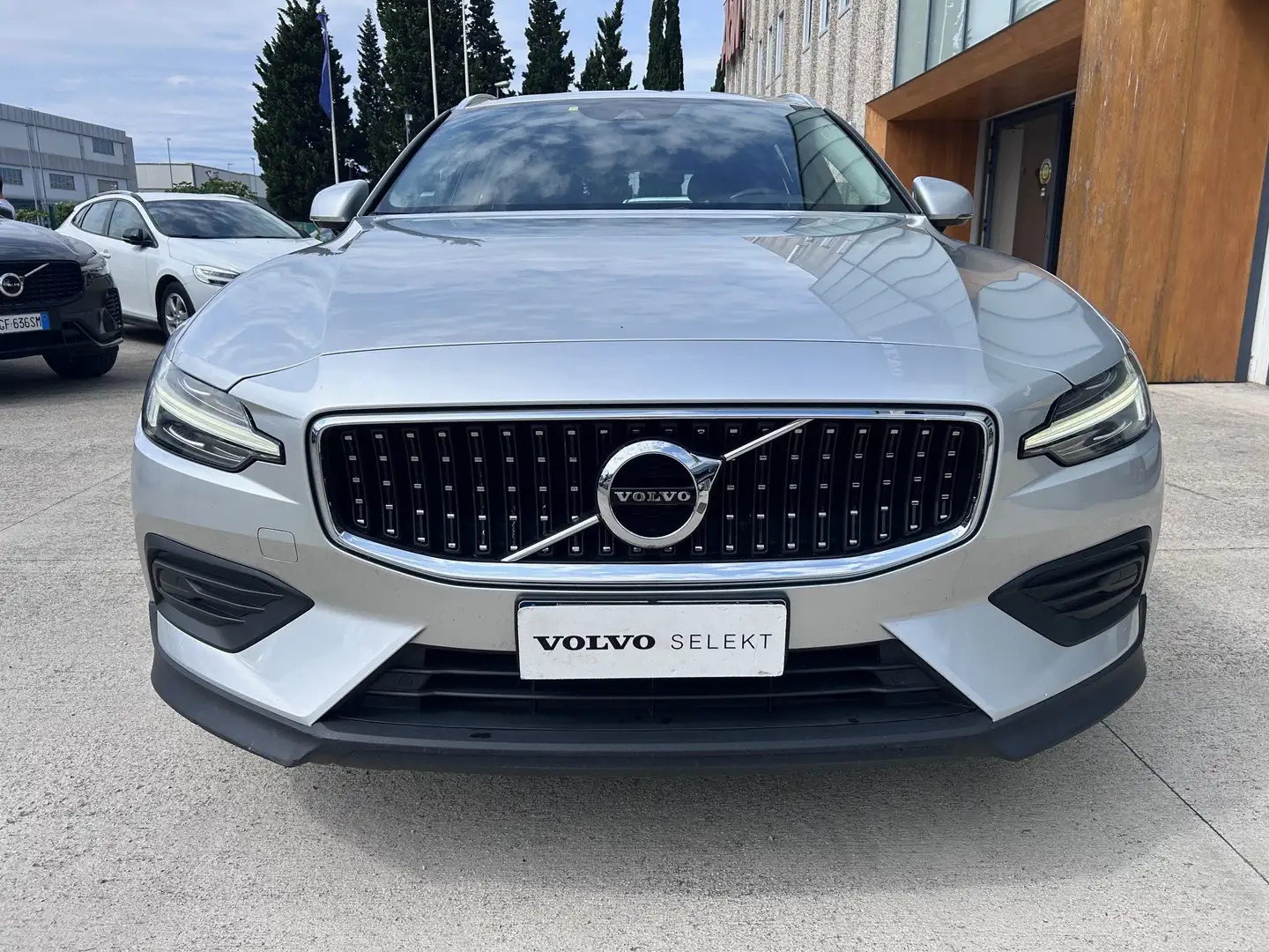 Volvo V60 Cross Country V60 Cross Country 2.0 d4 Business Plus awd geartro Argento - 1