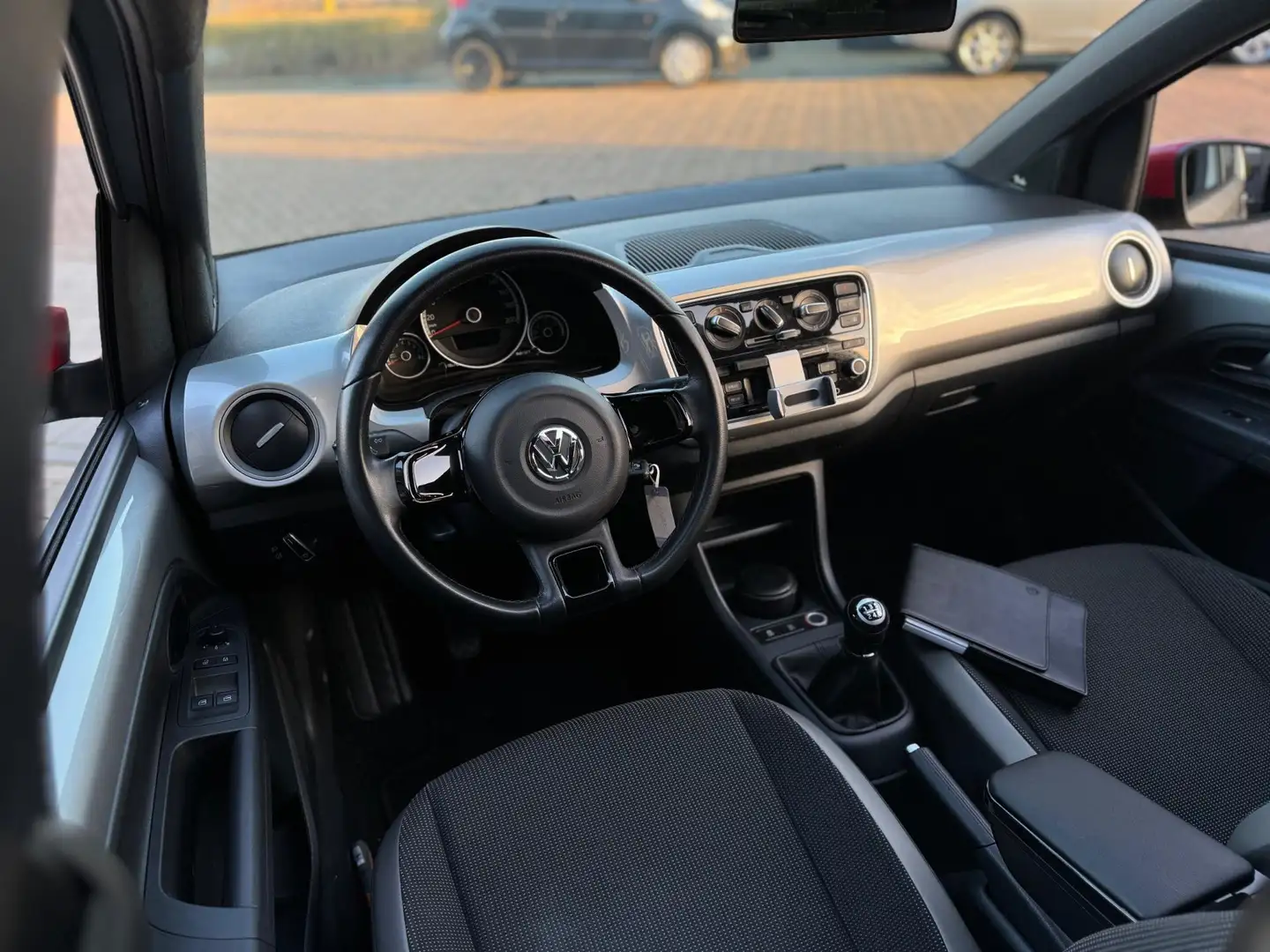Volkswagen up! 1.0 high up! BlueMotion Sport Panorama Dak Airco N Grigio - 2