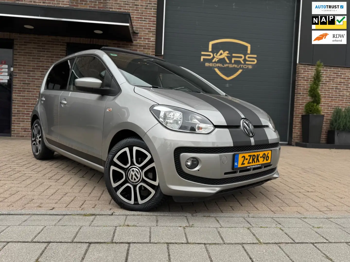 Volkswagen up! 1.0 high up! BlueMotion Sport Panorama Dak Airco N Grijs - 1