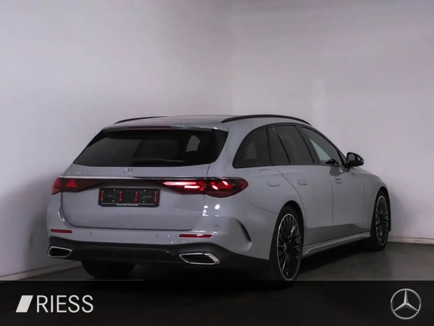 Mercedes-Benz E 300 de T AMG Sport Night Dist Pano AHK Superscreen Gris - 2