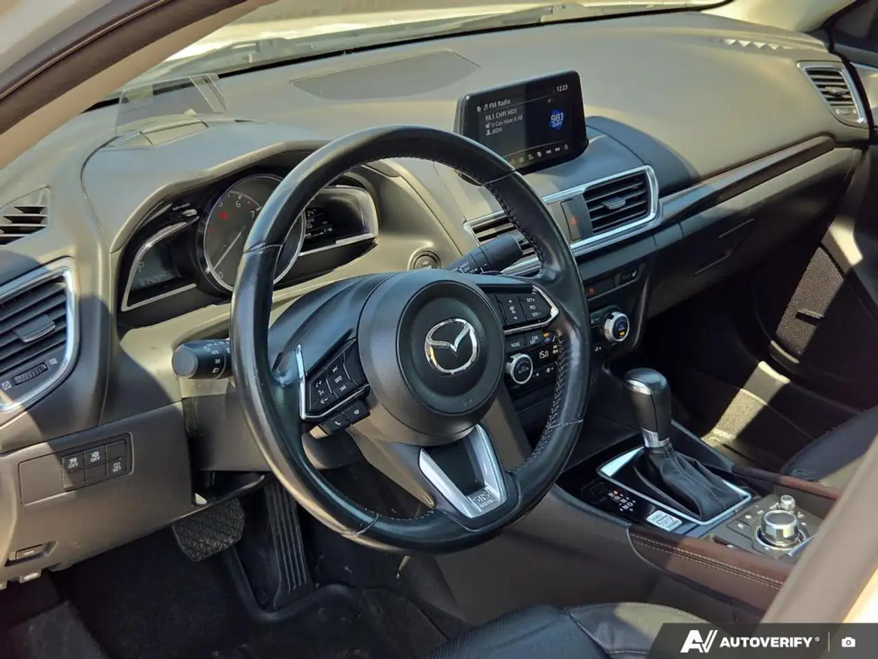 Mazda 3 снимка Mazda 3