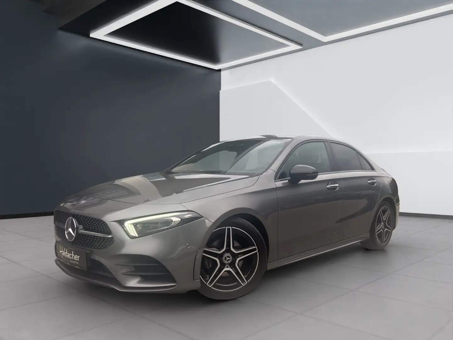Mercedes-Benz A 180 d Limousine AMG Line KeyGo PTS Shz Ambi Grau - 2