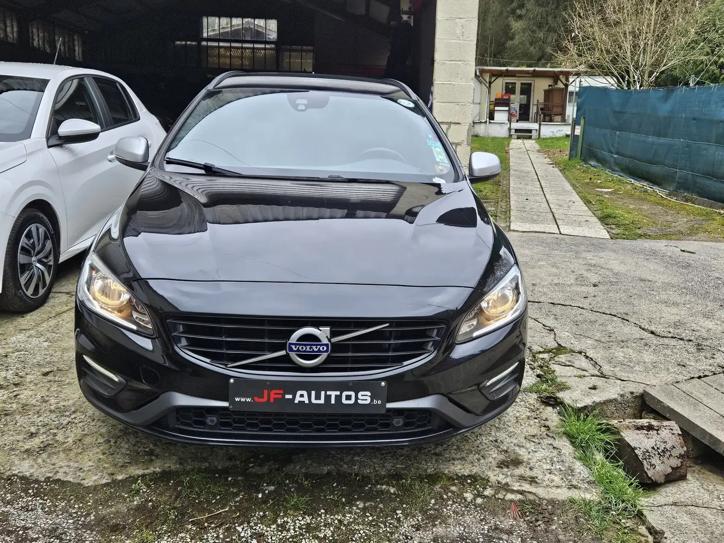 Volvo V60 2.0 D3 R-Design Noir - 1