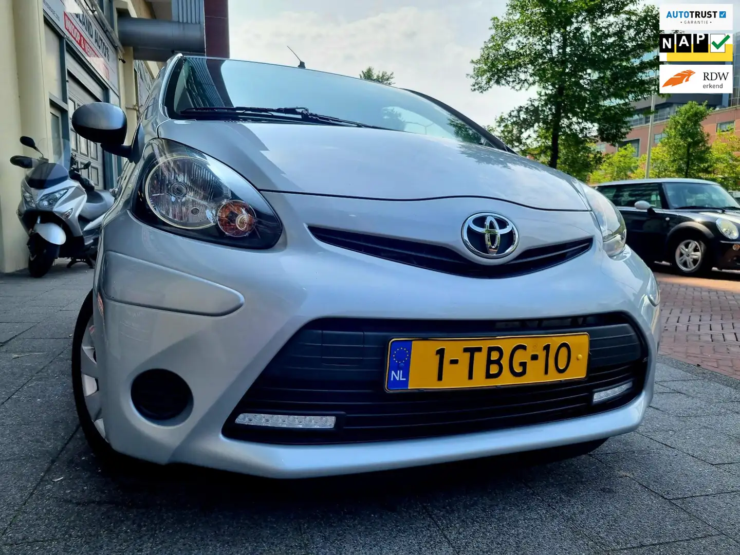 Toyota Aygo 1.0 VVT-i Aspiration 5drs Airco ElecRam Grijs - 1