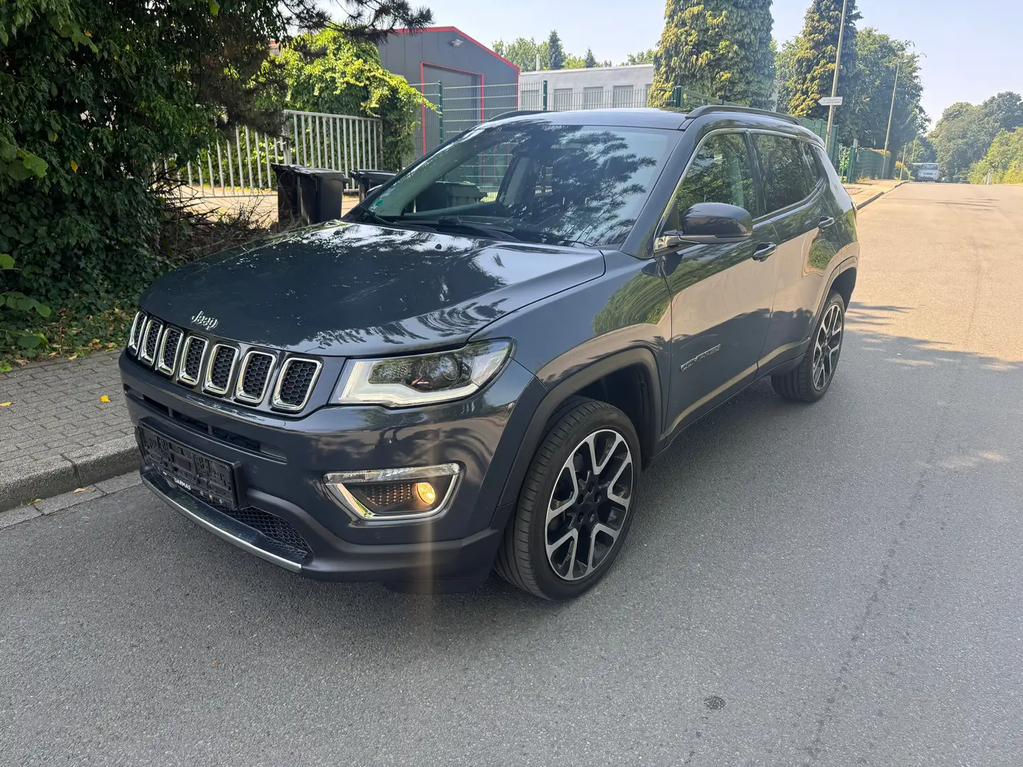 Jeep Compass 1.4 MultiAir Active Drive Automatik Limited Grau - 2
