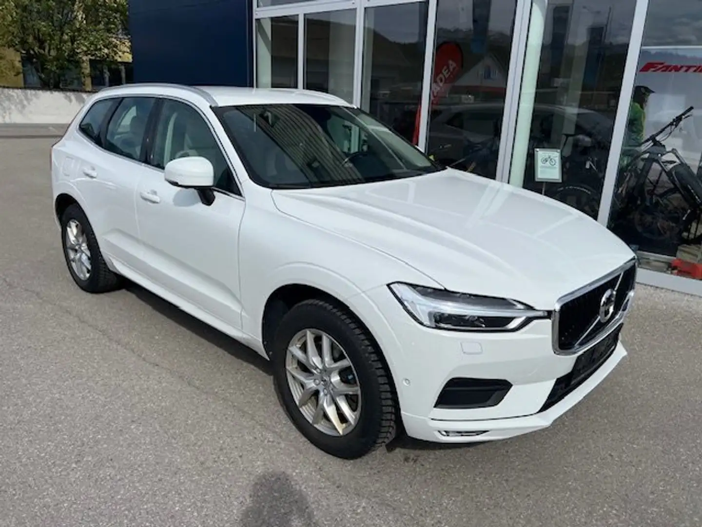 Volvo XC60 Momentum Pro AWD Weiß - 1