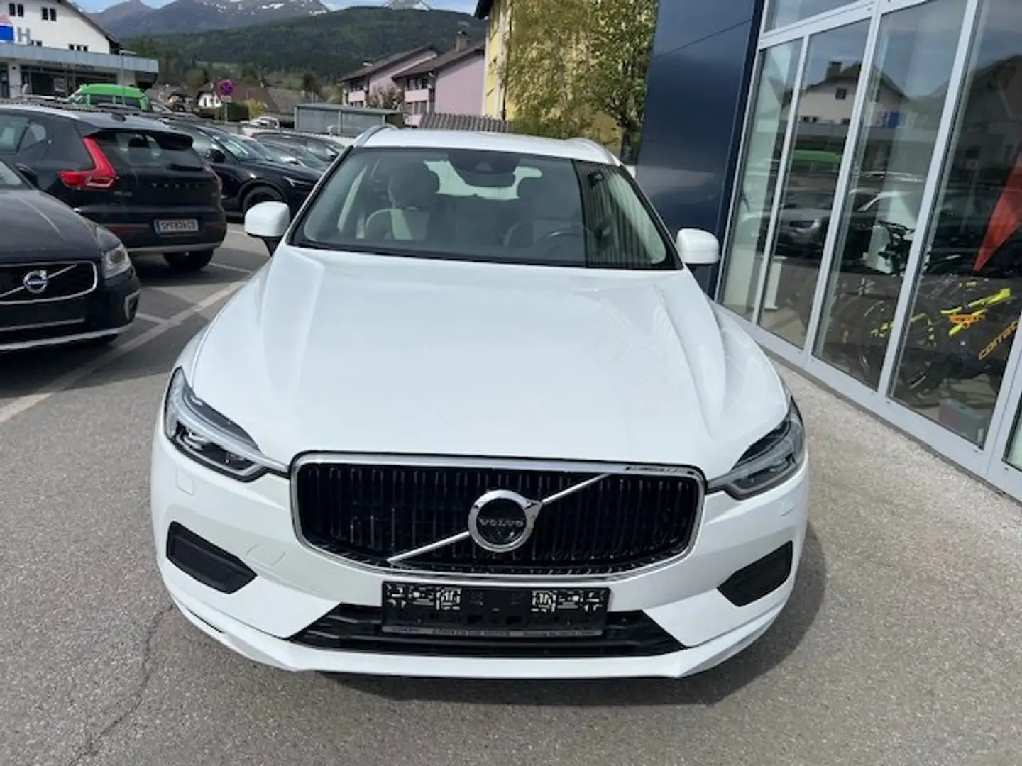 Volvo XC60 Momentum Pro AWD Weiß - 2
