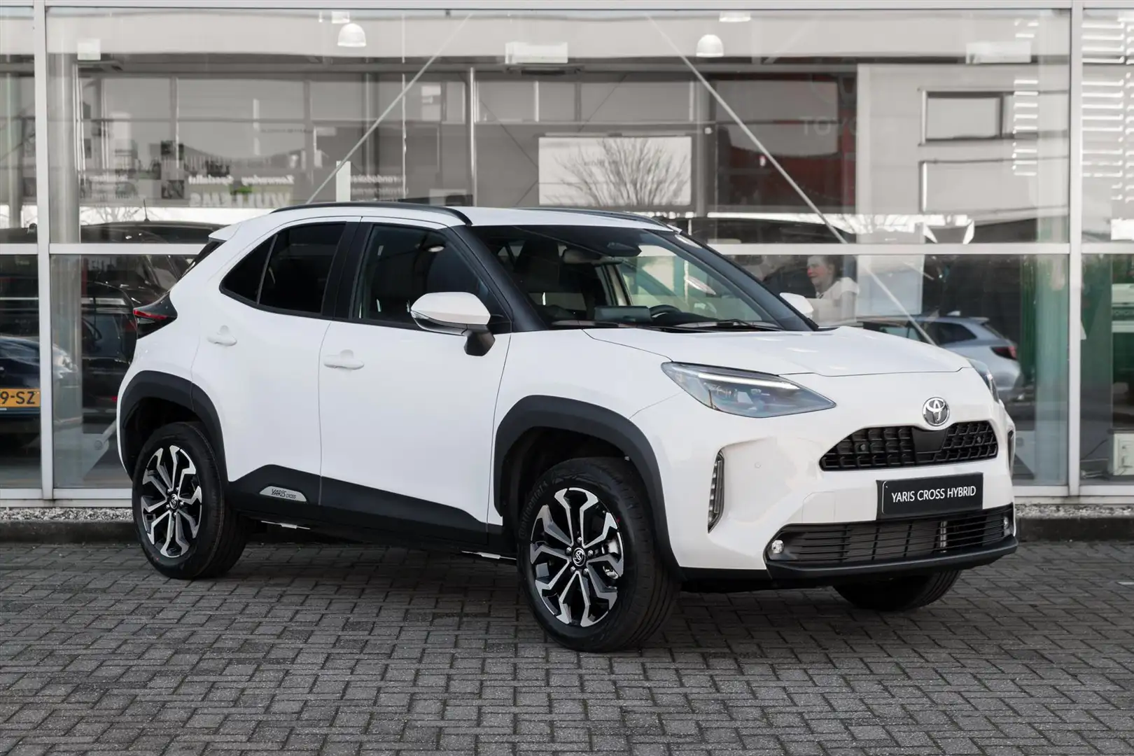 Toyota Yaris Cross 1.5 VVT-I Hybrid 116pk CVT First Edition Wit - 2